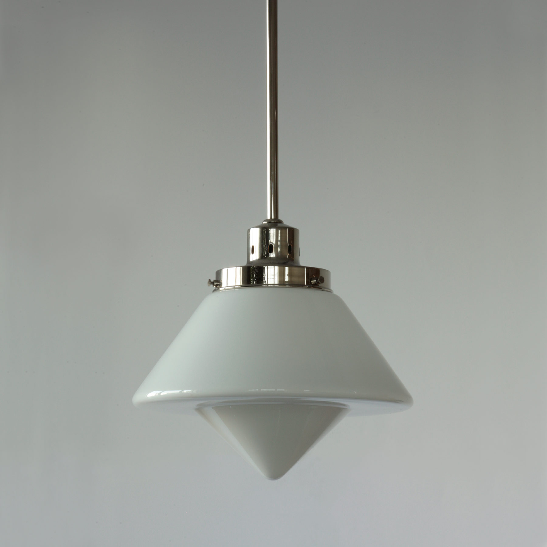 Art déco-Pendelleuchte mit opalem Kegel-Glasschirm, Bild 3 Art déco-Pendelleuchte mit opalem Kegel-Glasschirm, Bild 3