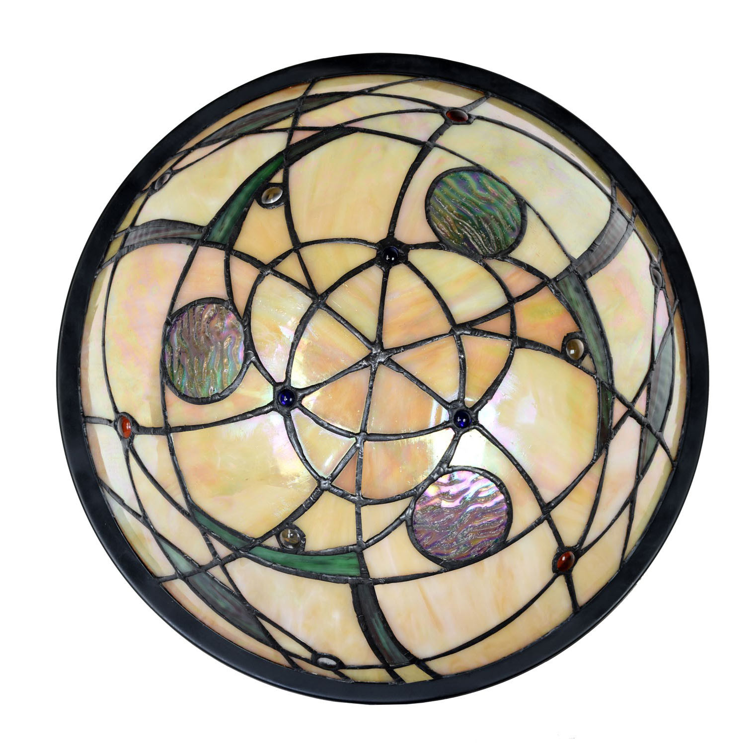 Runde Wandleuchte mit dekorativen Tiffany-Glaseinsätzen: Mit Buntglas verziert für stimmungsvolle Beleuchtung: gewölbte Tiffanyglas-Wandleuchte (ausgeschaltet)