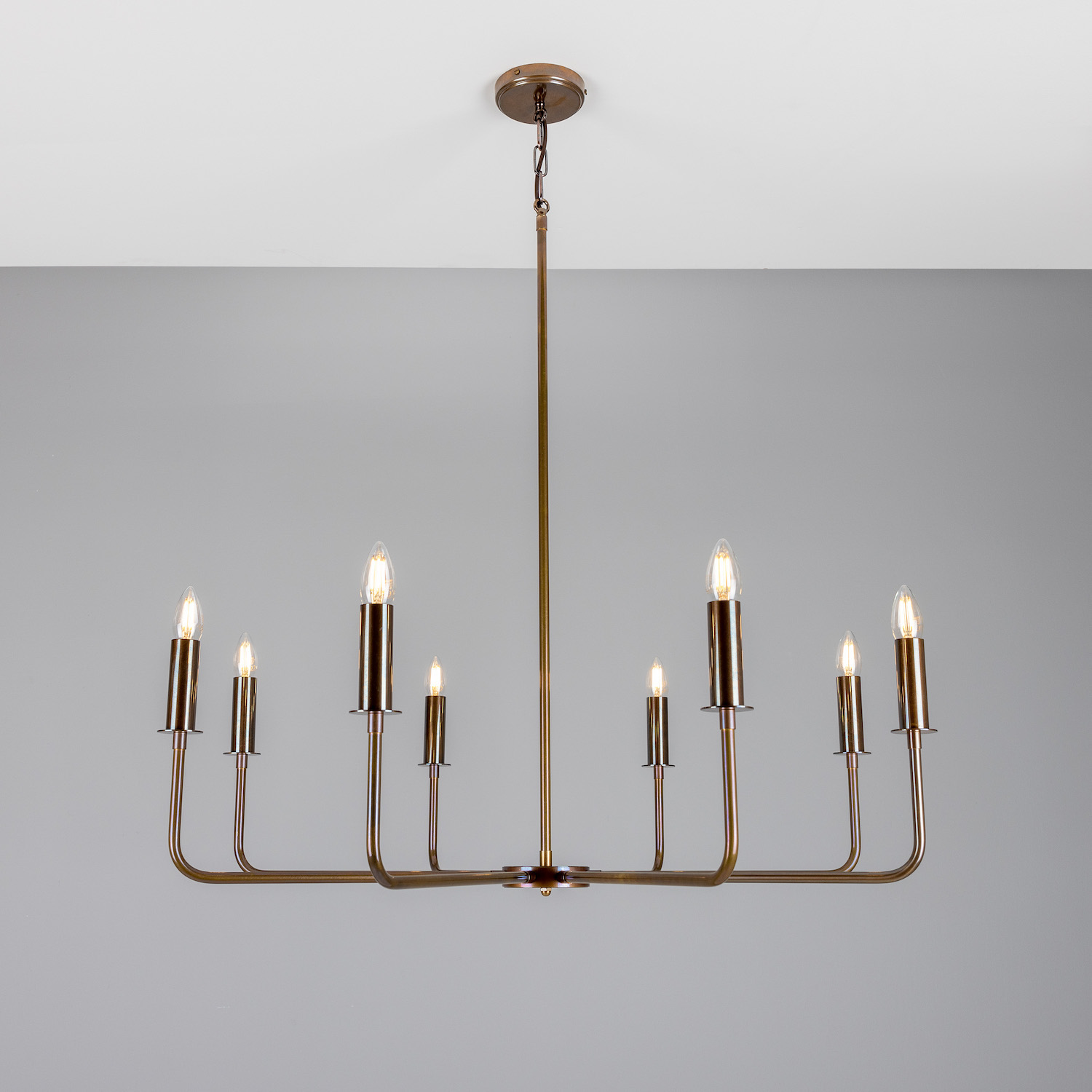 Modern Eight-Light Chandelier: Alt-Messing patiniert