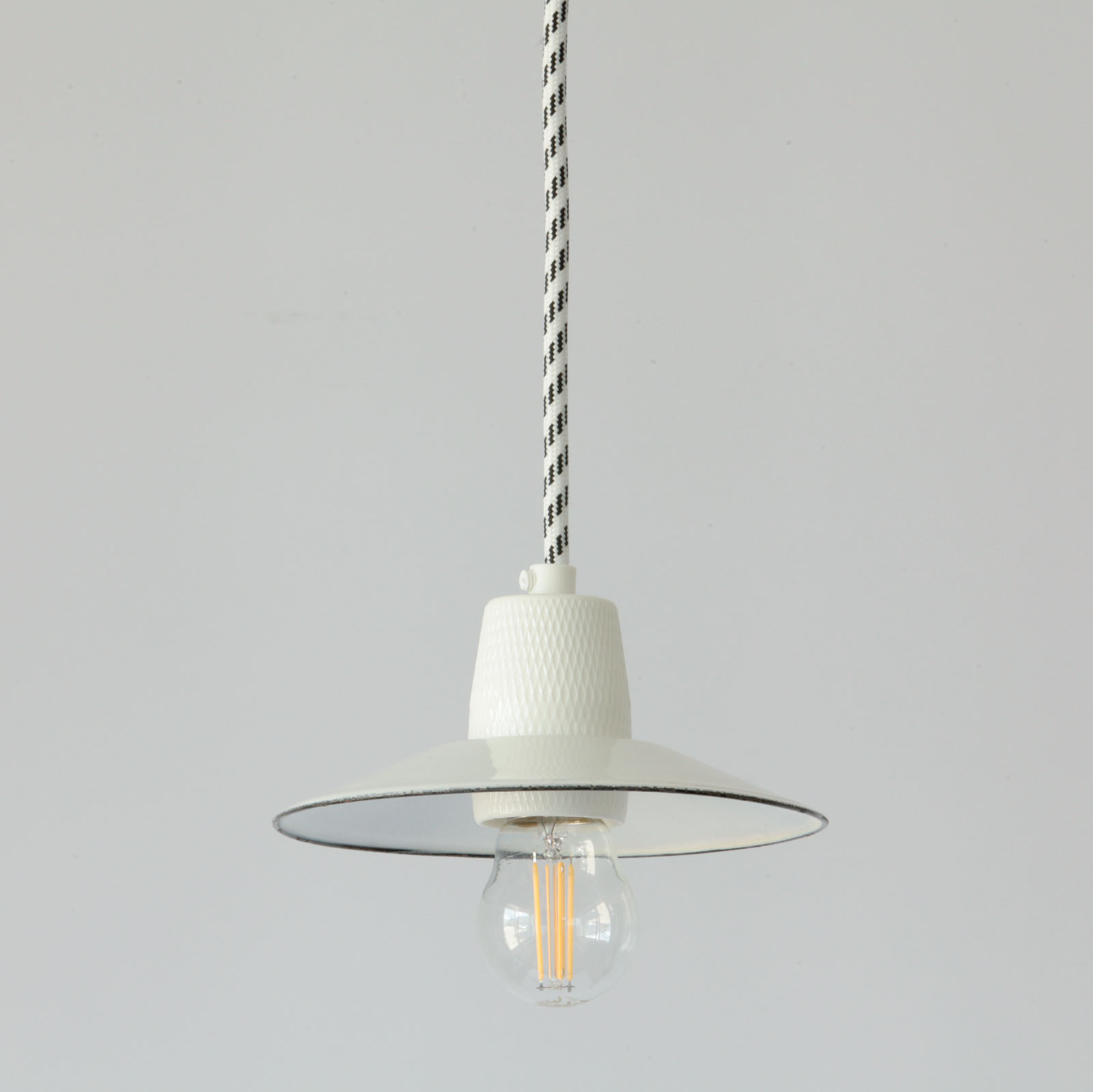 Unique Pieces with Antique Enamel Shades: Bonn Pendant Lamp 150 mm, Fig. 2 Unique Pieces with Antique Enamel Shades: Bonn Pendant Lamp 150 mm, Fig. 2