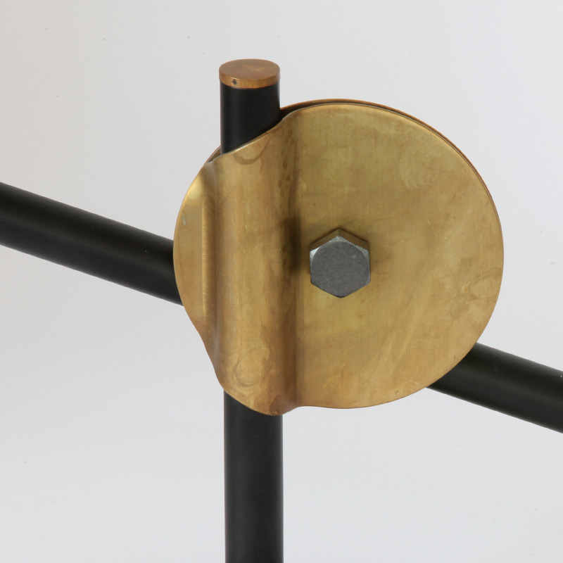 Design-Tischleuchte mit Röhren-Strahler STAB aus Schweden: Das charaktistische Klemm-Gelenk ermöglicht viele flexible Einstellmöglichkeiten