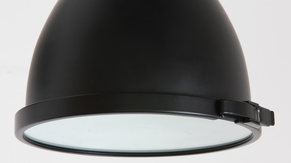 Badezimmer-Wandlampe N° 304 mit Kugelgelenk: Der Reflektor und das Leuchtmittel wird durch eine Borosilikatglas-Scheibe abgedeckt. Abnehmbar durch Öffnen des Spannreifs (mit Gummiring)