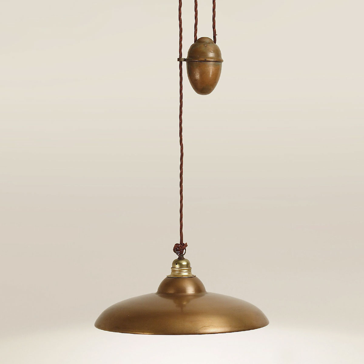 Bild 3: Die Verstellbare Pendelleuchte mit Umlenkrolle und Gegengewicht, hier in der Oberfläche „Kupfer patiniert“ Rustikale Pendelleuchte aus Holland, verstellbar mit Gegengewicht: Die Verstellbare Pendelleuchte mit Umlenkrolle und Gegengewicht, hier in der Oberfläche „Kupfer patiniert“