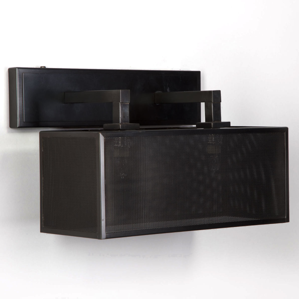 CARRE Wandleuchte mit gelochtem Messing-Schirm CARRE Wandleuchte mit gelochtem Messing-Schirm