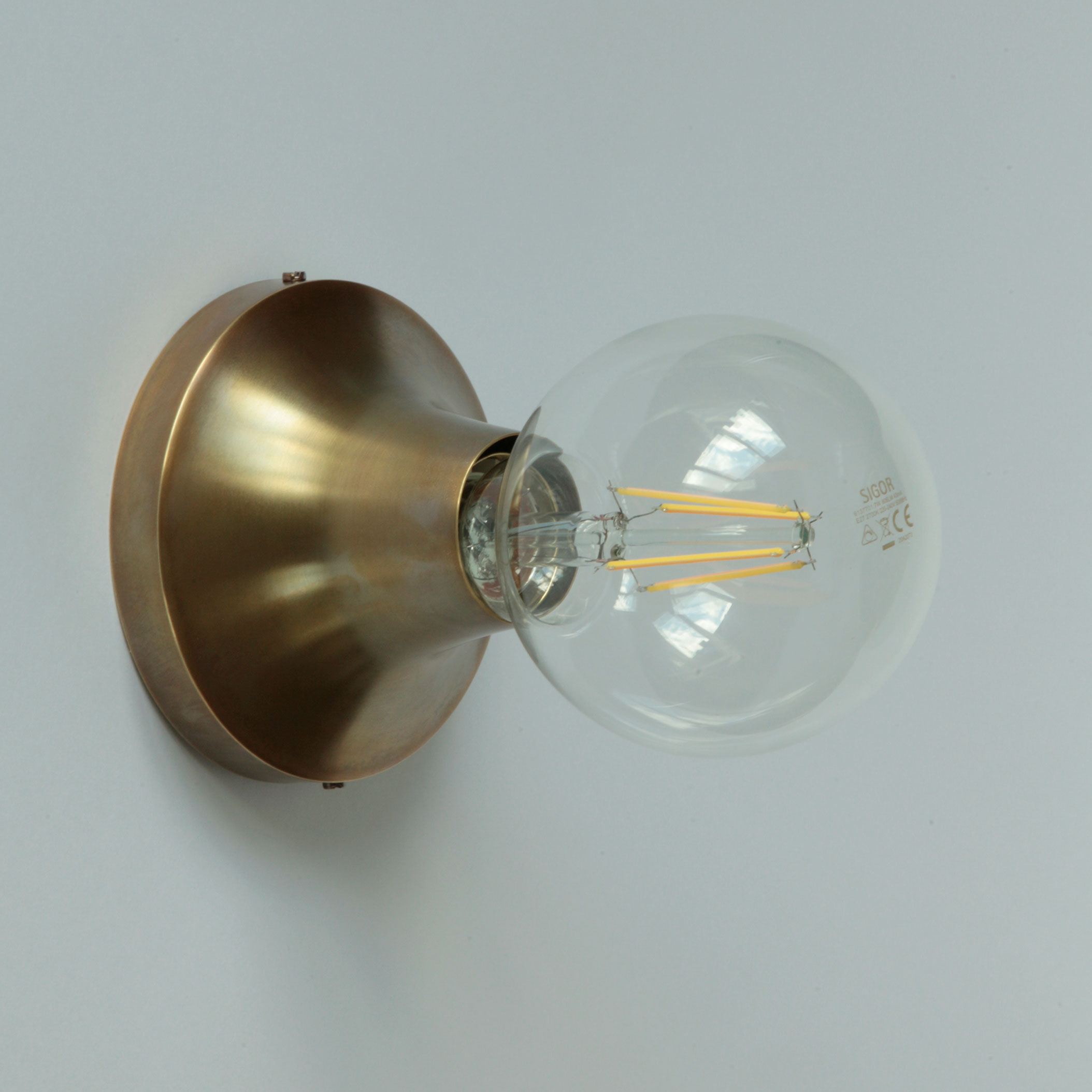 Kleine Fassungs-Wandleuchte mit elegantem Messing-Sockel Kleine Fassungs-Wandleuchte mit elegantem Messing-Sockel