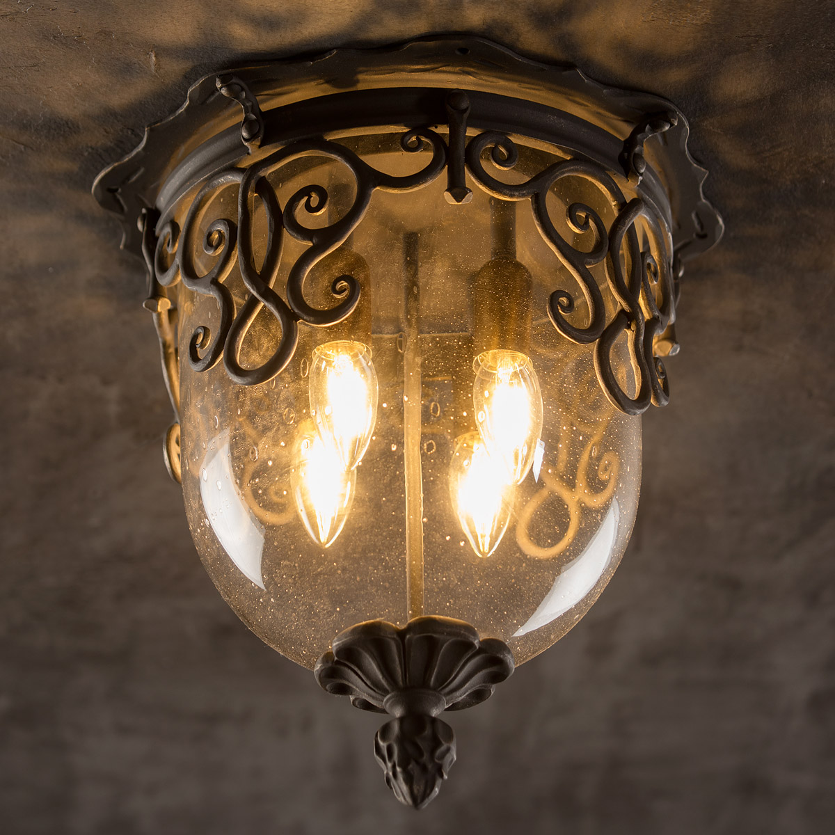 Deckenleuchte mit Glas-Kuppel und Schmiedeeisen-Ornamenten Ø 32 cm Deckenleuchte mit Glas-Kuppel und Schmiedeeisen-Ornamenten Ø 32 cm