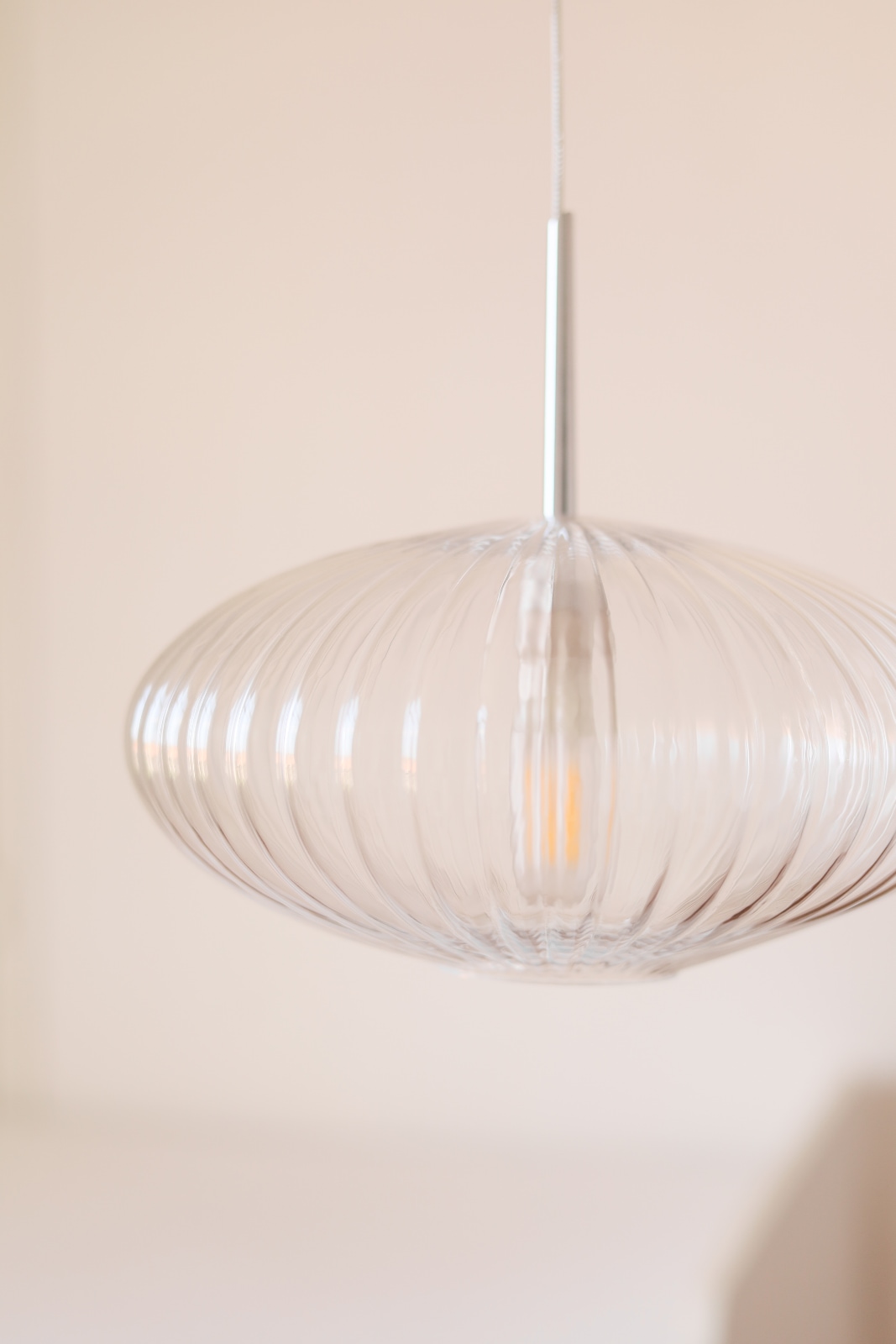 Elegante Hängeleuchte mit geripptem Klarglas, Bild 2 Elegante Hängeleuchte mit geripptem Klarglas, Bild 2