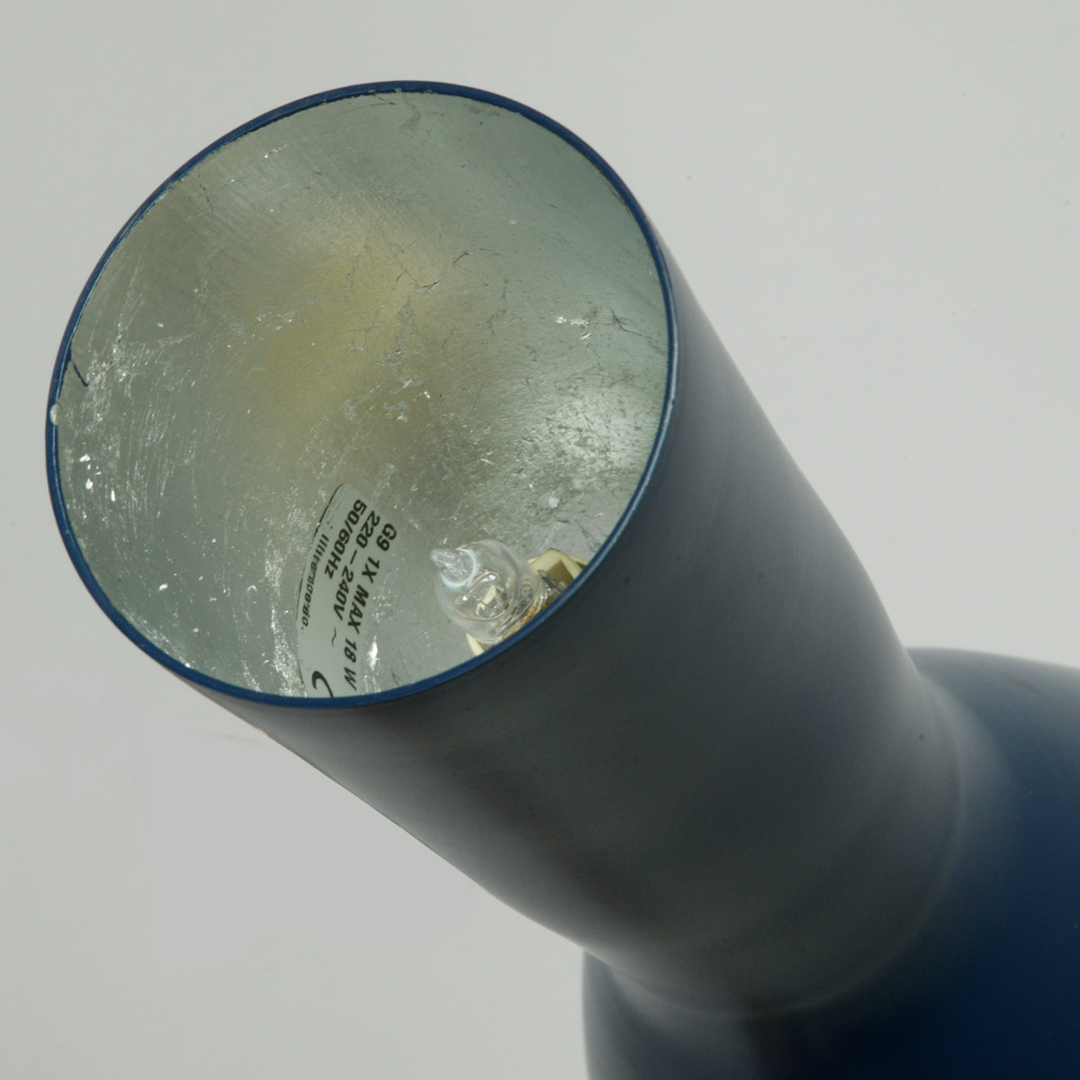 Bild 7: Nach oben mit G9-Fassung (hier ein Schirm in Saphirblau, innen Blattsilber) Italienische Mid Century-Wandleuchte mit Messing-Gelenkarm: Nach oben mit G9-Fassung (hier ein Schirm in Saphirblau, innen Blattsilber)