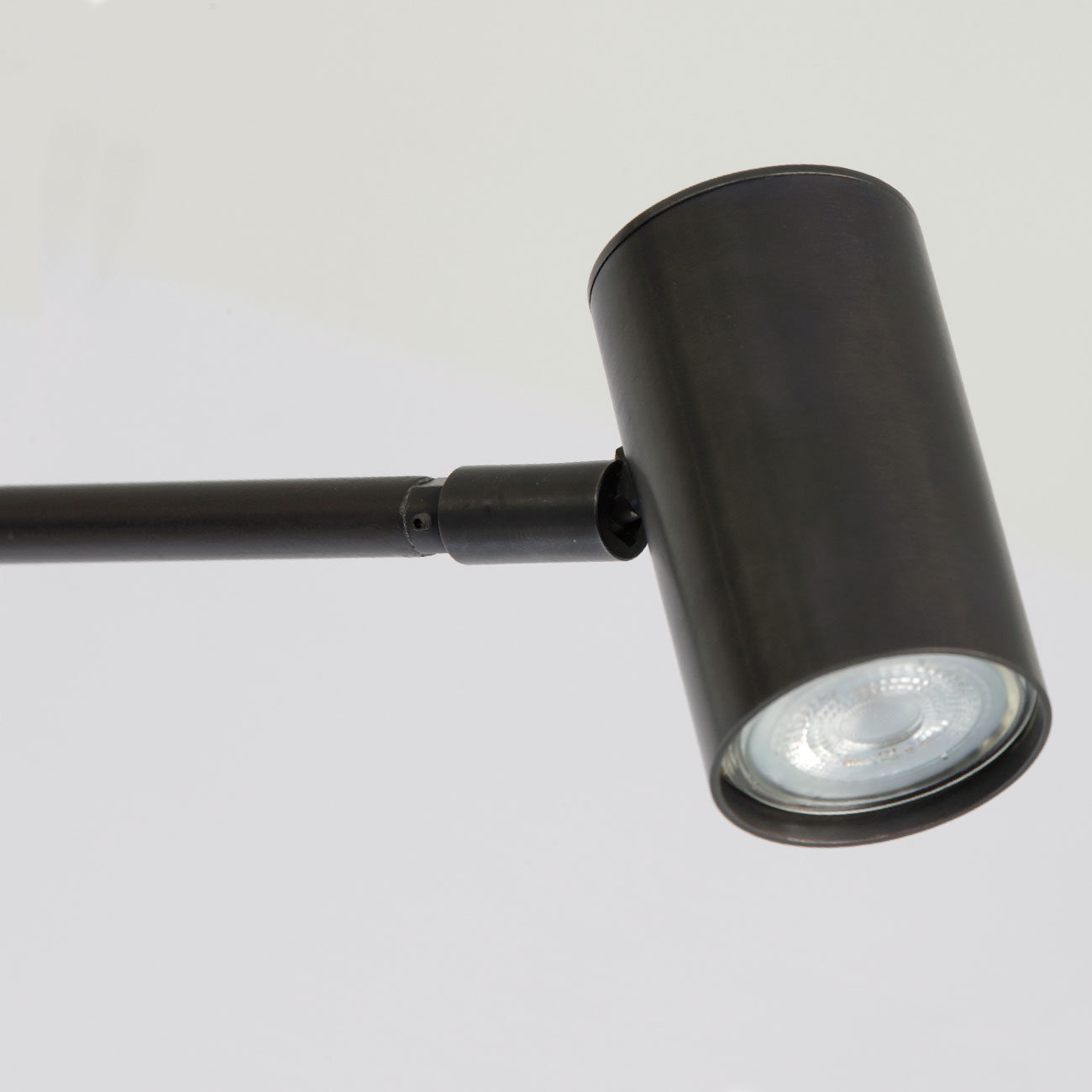 Strahler-Tischleuchte TOBINO mit Kupfer- oder Messingschirm: Strahler in der Ausführung Messing dunkel patiniert