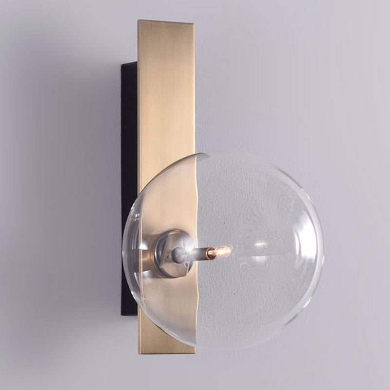 Glaskugel-Wandleuchte OSLO aus Borosilikat: Moderne Glaskugel-Wandleuchte mit exklusiver Borosilikat-Klarglaskugel (Messing poliert und dezent patiniert)