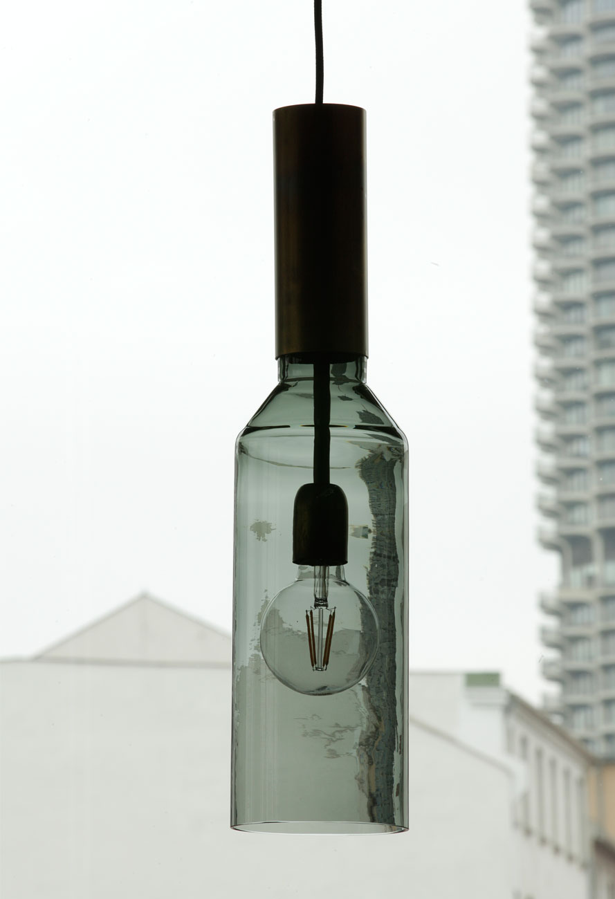 Design-Pendelleuchte aus Messing mit schmalem Glaskolben PHENO: Rauchglas anthrazit