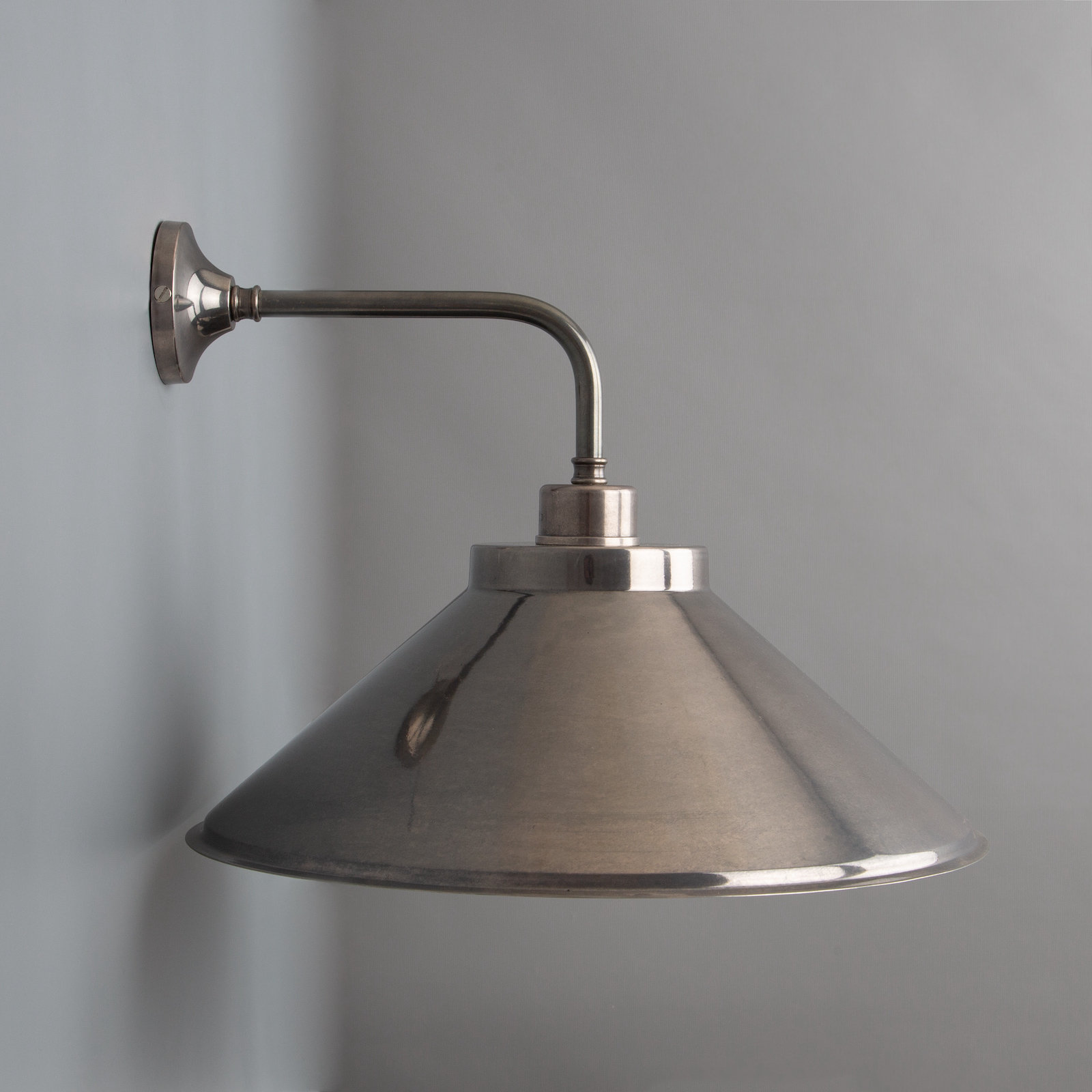 Nostalgic brass wall sconce with brass coolie shade: Alt-silbern patiniert