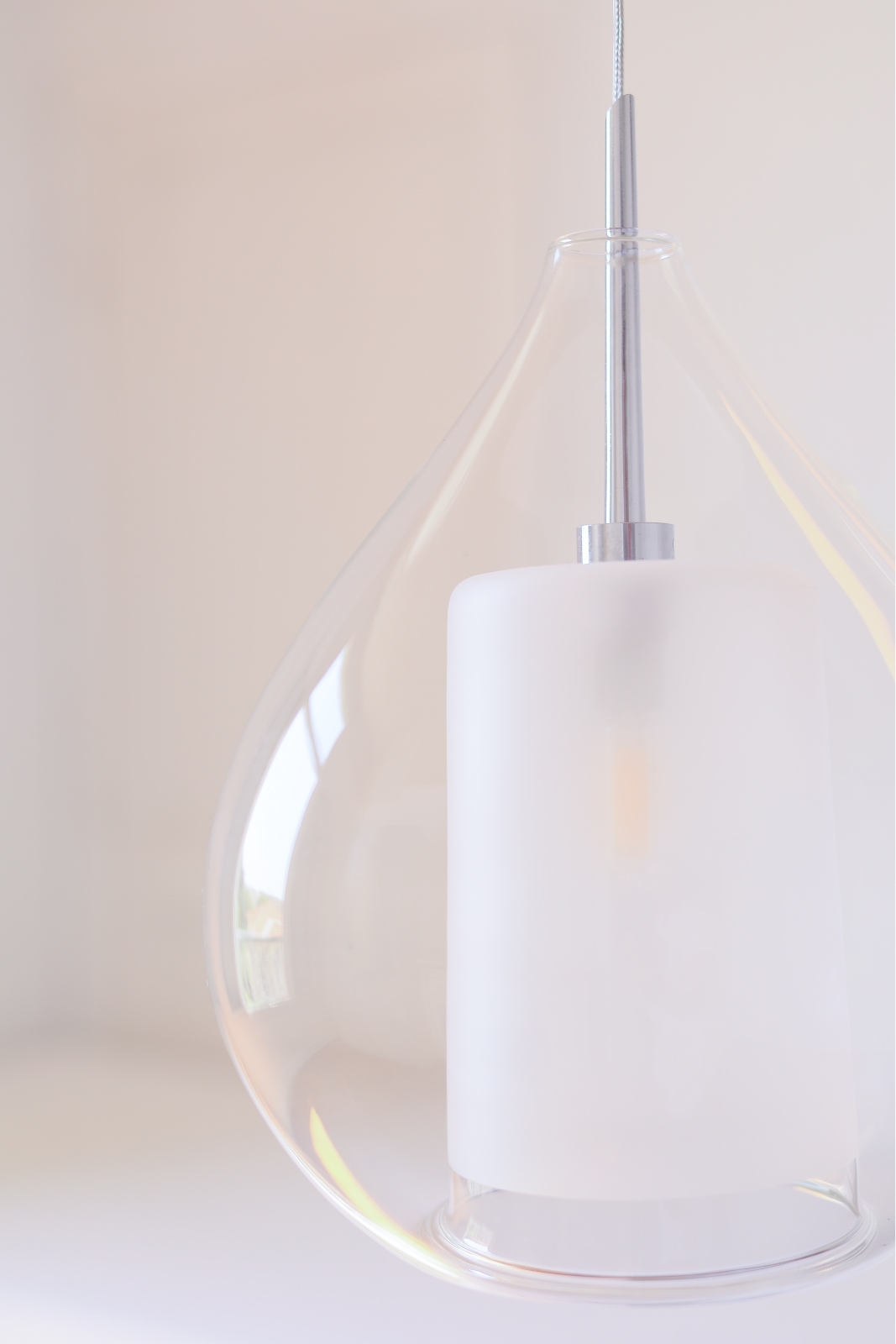 Bild 2: Auch im ausgeschalteten Zustand eine Zierde: die Pendellampe mit klarem Glas, großes Modell Schöne Pendelleuchte CIRCÉ, klar oder opalweiß: Auch im ausgeschalteten Zustand eine Zierde: die Pendellampe mit klarem Glas, großes Modell