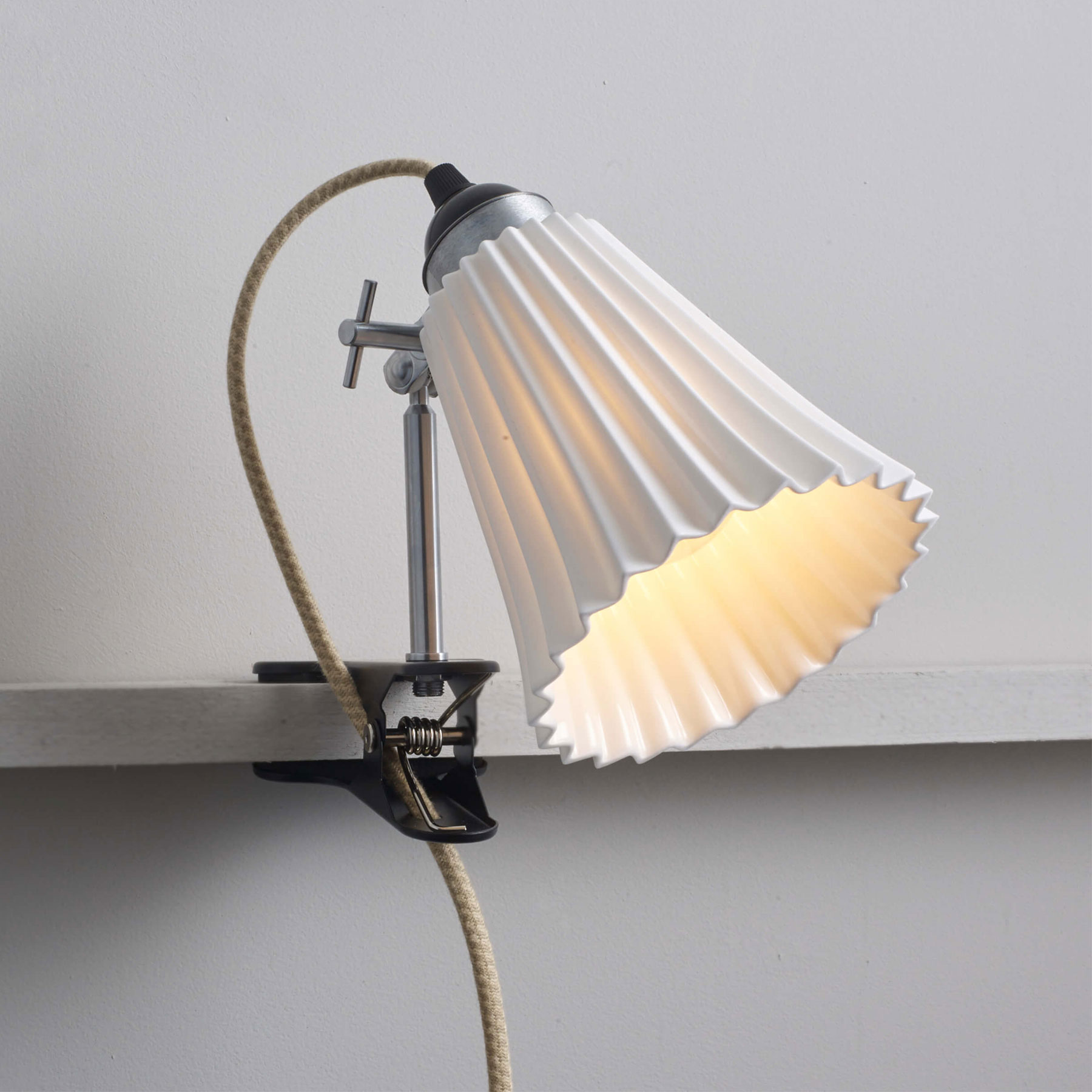 Klemm-Leuchte mit plissiertem Porzellanschirm HECTOR PLEAT CLIP Klemm-Leuchte mit plissiertem Porzellanschirm HECTOR PLEAT CLIP