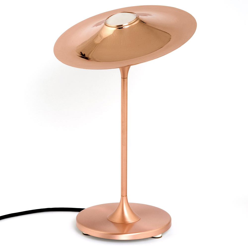Elegante Tischleuchte mit verstellbarem Hut-Schirm: Elegante Design-Tischleuchte mit verstellbarem „Hut“-Reflektor: Aufwändige Handarbeit, hier in Kupfer matt und poliert