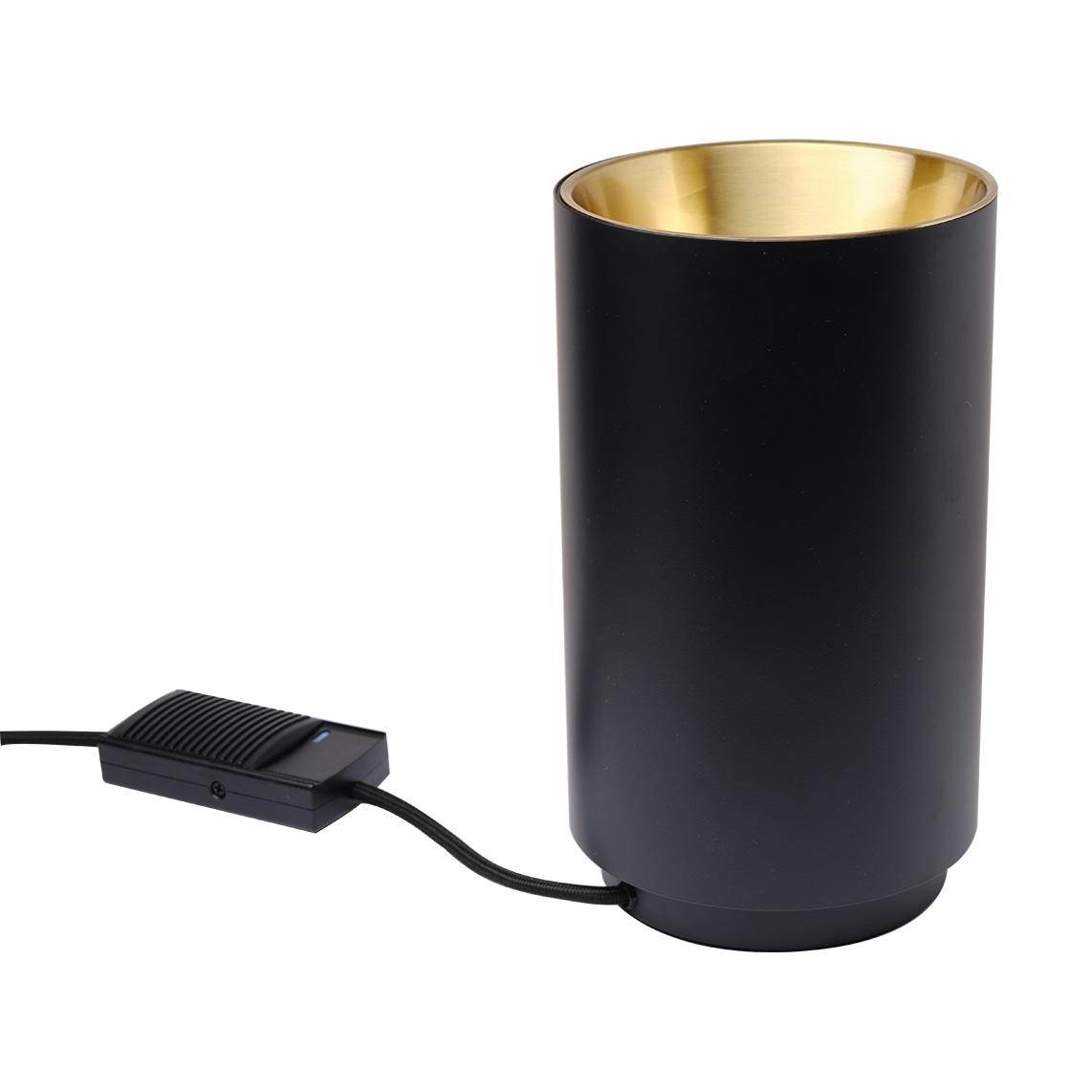 Fig. 3: Die Leuchte kann mit einem Schieberegler gedimmt werden. TOBO Floor Spotlight with Brass Reflector: Die Leuchte kann mit einem Schieberegler gedimmt werden.