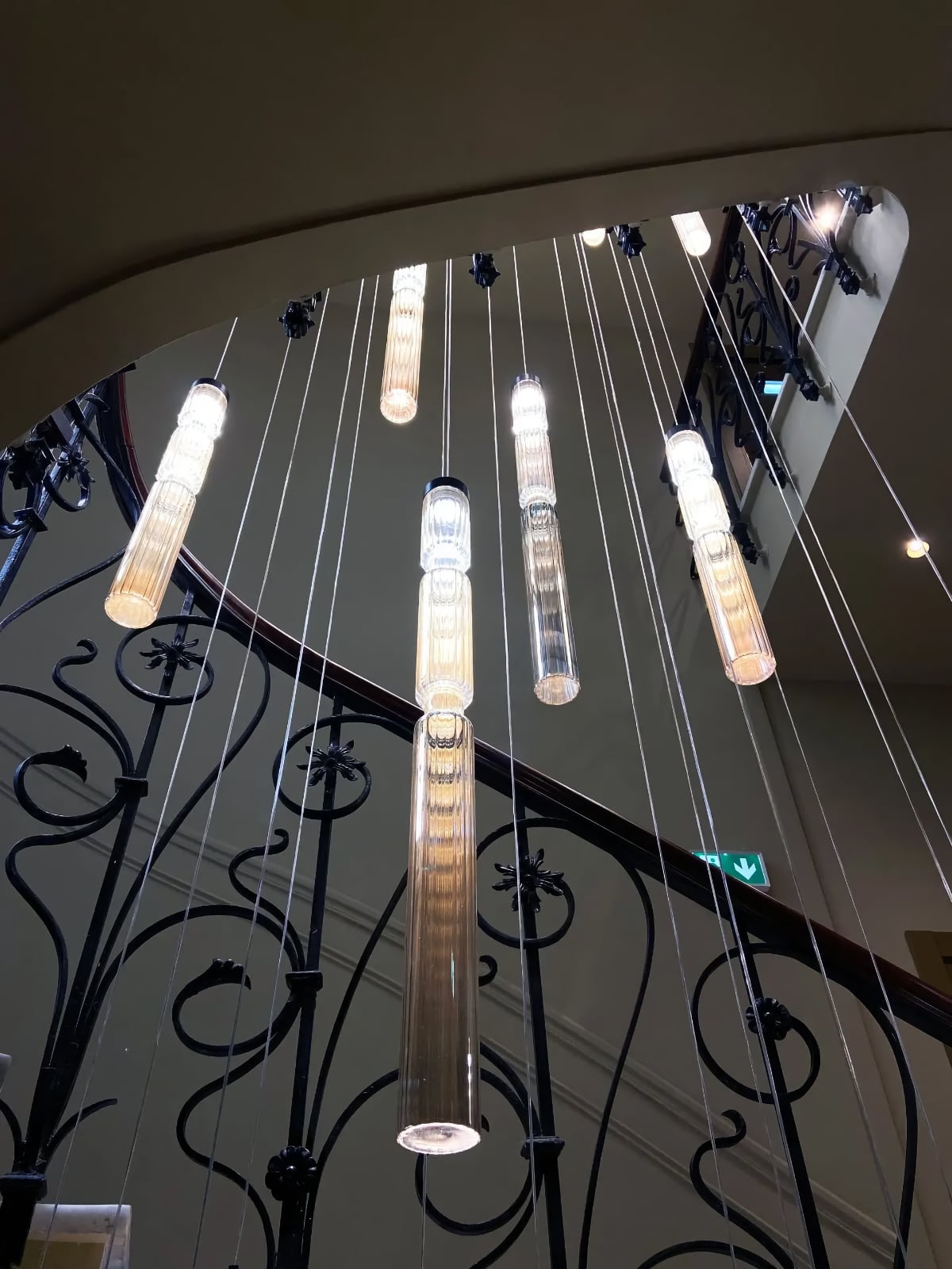 Bild 18: Eine beeindruckendes Leuchten-Cluster für das Treppenhaus Schmale Glasröhren-Leuchte SAGANO, vier Größen: Eine beeindruckendes Leuchten-Cluster für das Treppenhaus