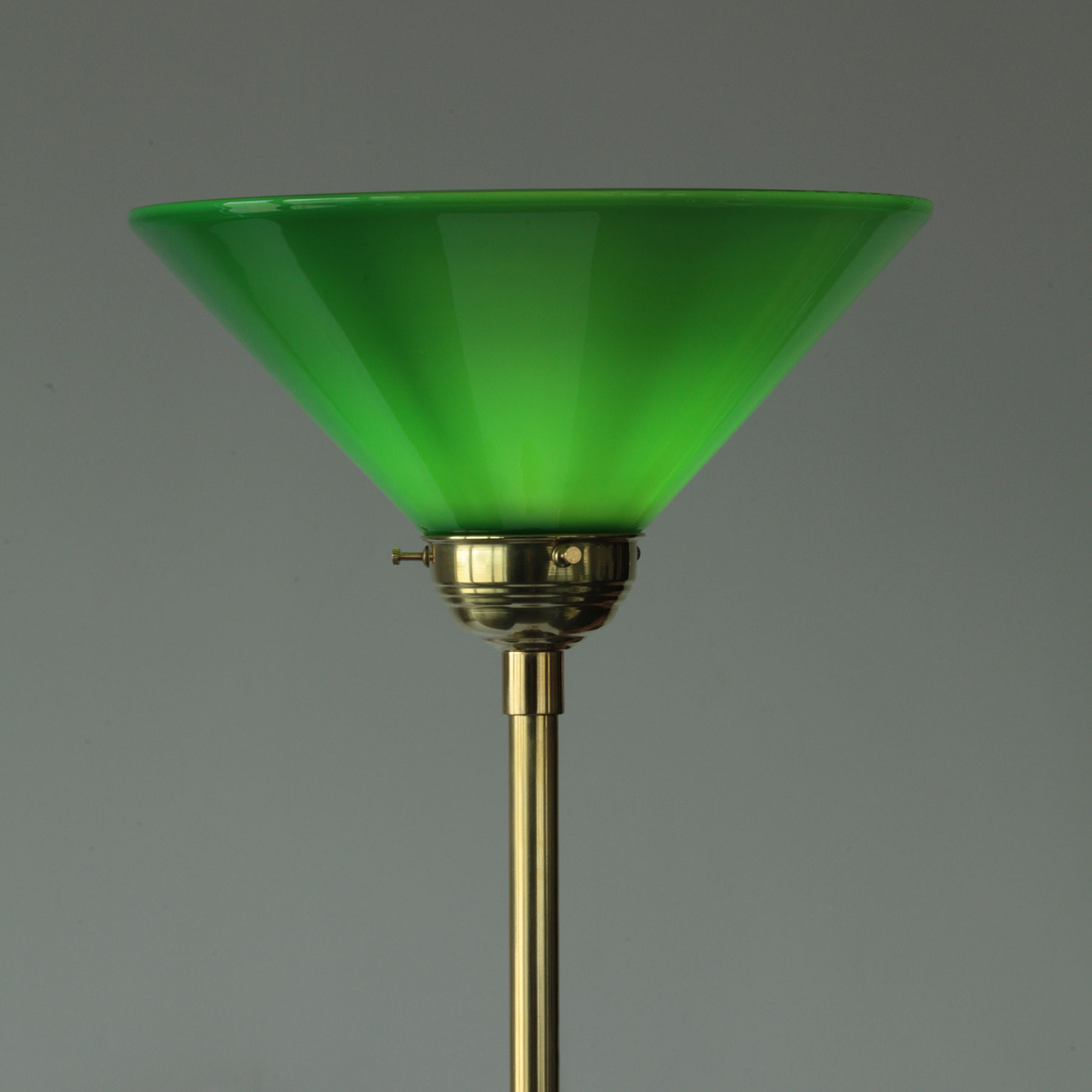 Jugendstil-Deckenfluter mit Kegel-Glasschirm: Messing poliert, unlackiert, mit grünem Kegel-Glasschirm (eingeschaltet)
