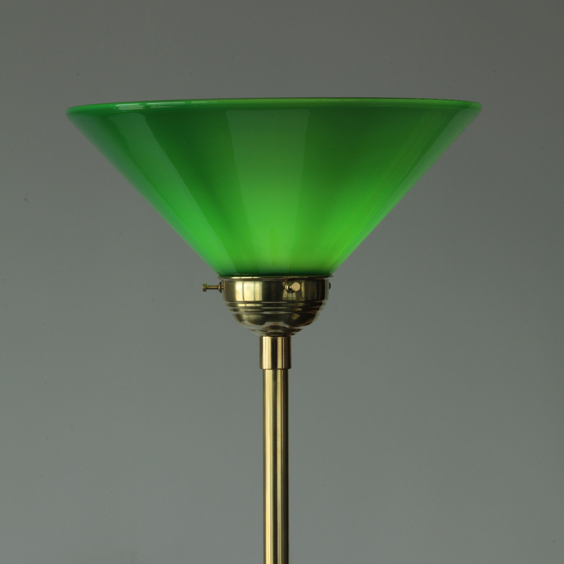 Jugendstil-Deckenfluter mit Kegel-Glasschirm: Messing poliert, unlackiert, mit grünem Kegel-Glasschirm (eingeschaltet)