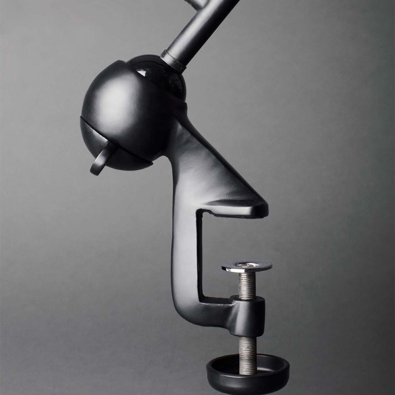 Bild 7: Die Backen der Tischklemme haben haben eine maximale Klemm-Öffnung von 47 mm. Architektenlampe N° 201 Klemmleuchte mit rundem Schirm: Die Backen der Tischklemme haben haben eine maximale Klemm-Öffnung von 47 mm.