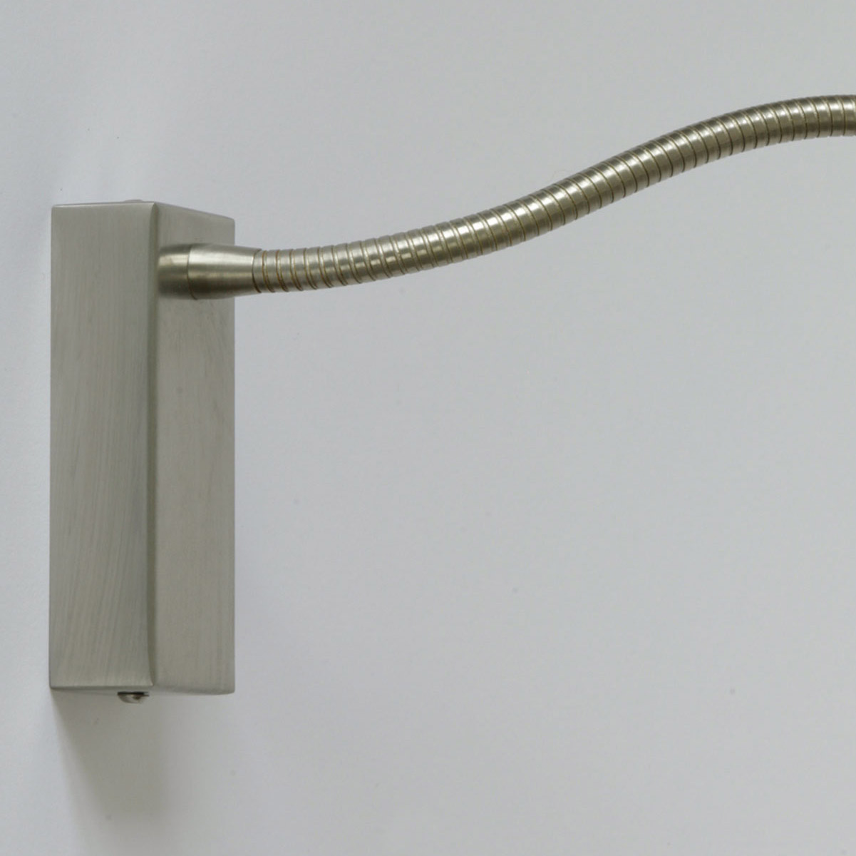 Flexible Wand-Leselampe mit 40 cm-Schlaucharm aus Messing oder Kupfer: Flex-Arm Strahler-Wandleuchte, z.B. am Bett – hier aus Messing, 18 matt vernickelt