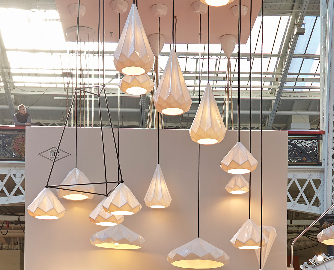 Bild 7: Die Serie HATTON umfasst eine ganze Reihe von Größen und Proportionen, wir beraten Sie gerne. Große Facetten-Hängeleuchten aus Porzellan HATTON 4 & 5: Die Serie HATTON umfasst eine ganze Reihe von Größen und Proportionen, wir beraten Sie gerne.