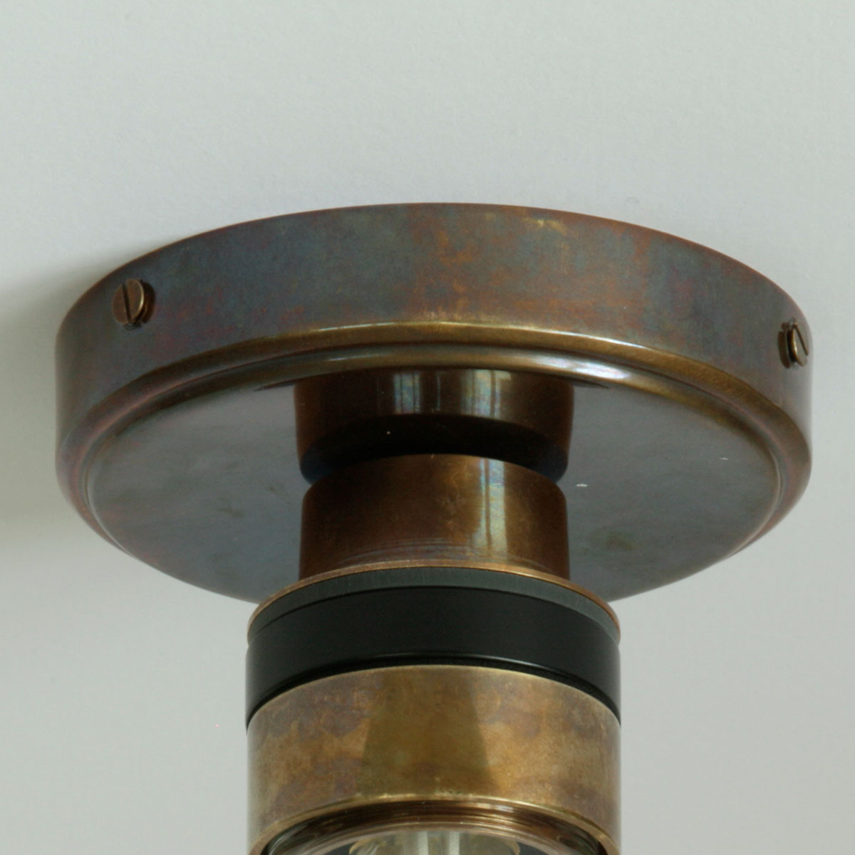 Bad-Deckenlampe mit kleinem Glas-Zylinder (klar oder prismatisch), IP65: Alt-Messing patiniert