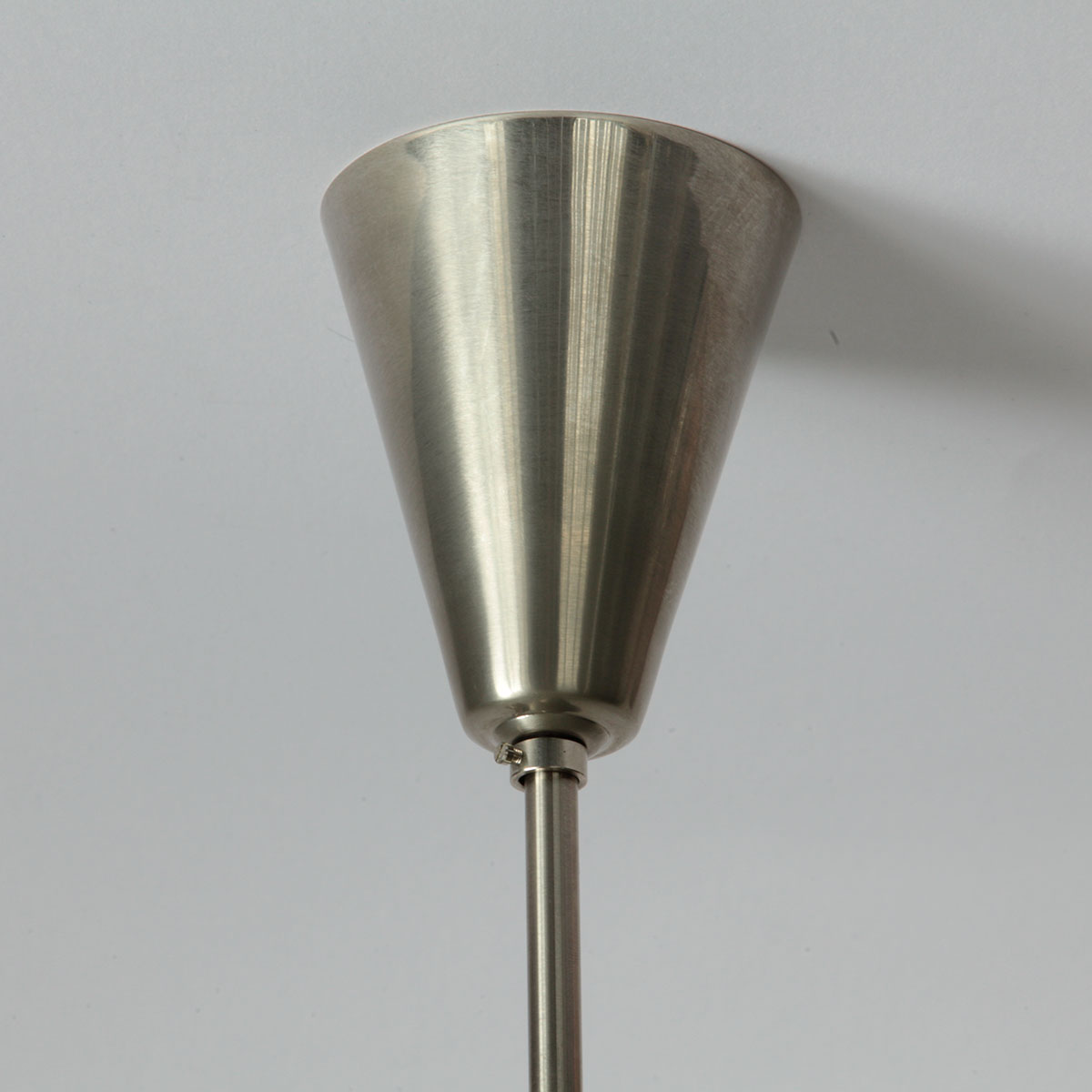 Konische Pendelleuchte mit Opalglas-Kegel, Ø 20 cm: Baldachin in Messing matt vernickelt