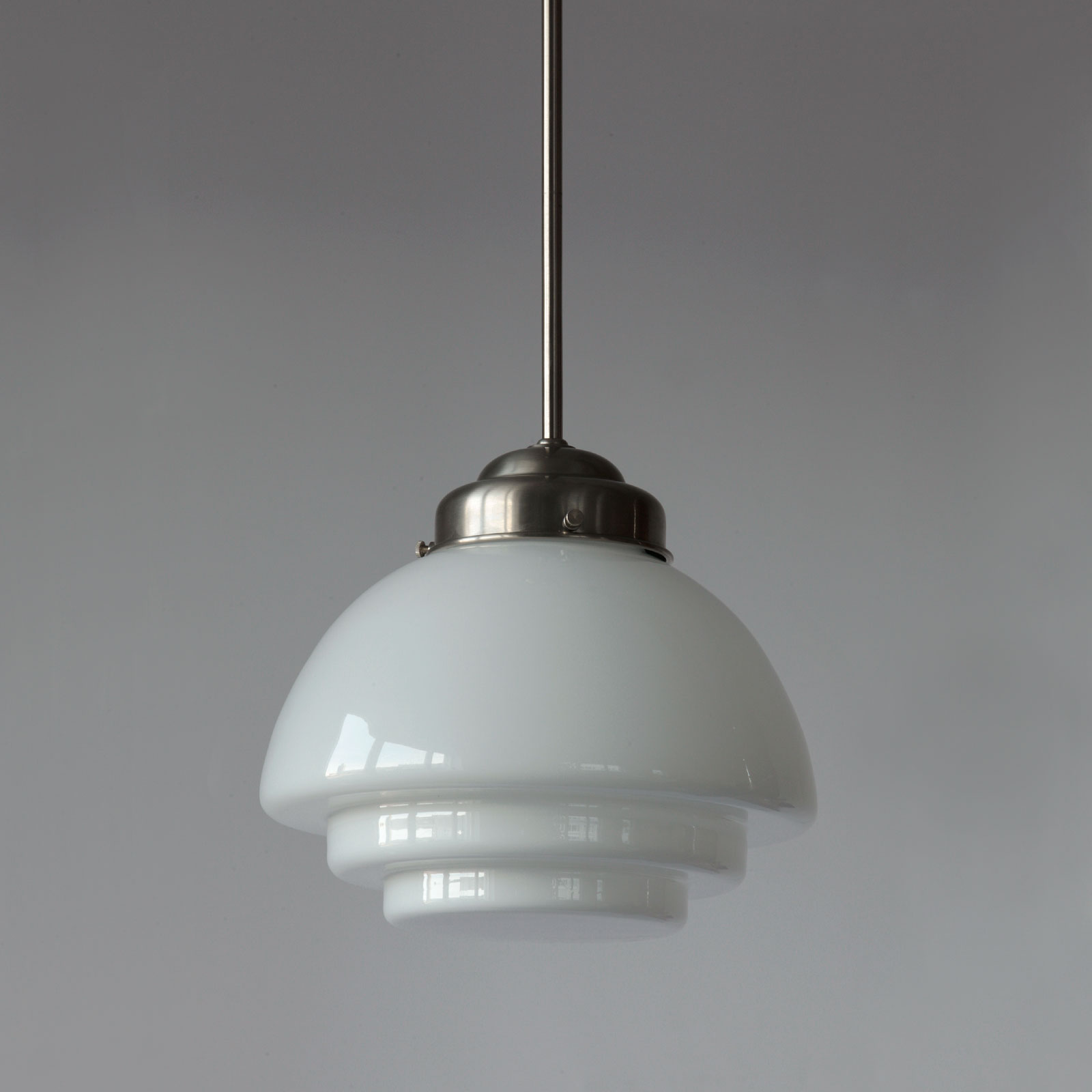 Klassische kleine Art déco-Hängeleuchte mit gestuftem Glasschirm Klassische kleine Art déco-Hängeleuchte mit gestuftem Glasschirm