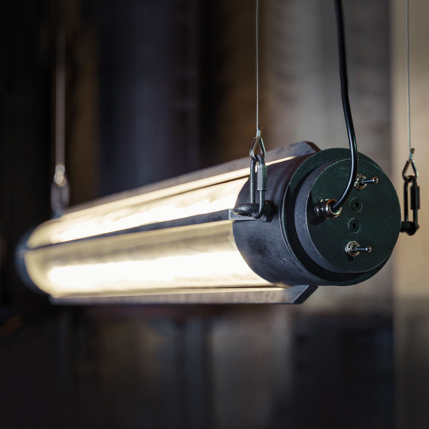 Stahl und Glas: Röhren-Hängeleuchte im Industrial-Style HL2690 Stahl und Glas: Röhren-Hängeleuchte im Industrial-Style HL2690