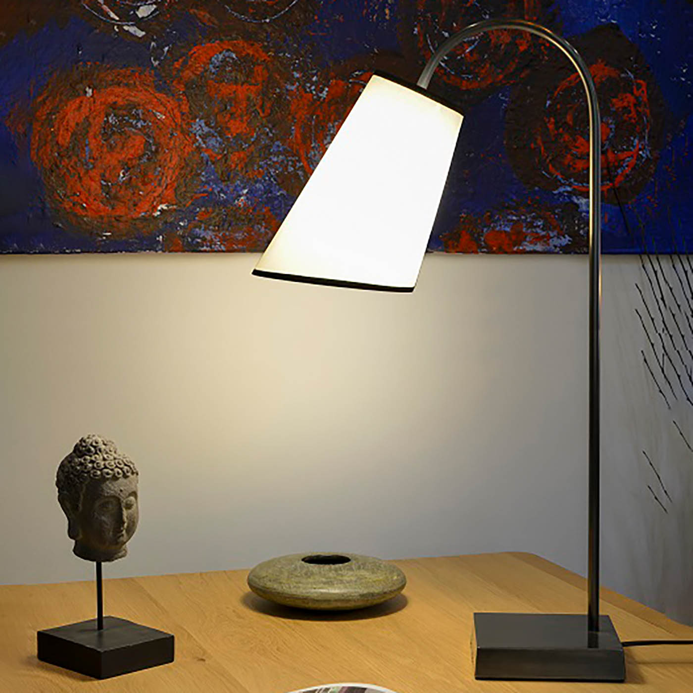 Zeitlose Tischleuchte mit Stoffschirm am Bogen-Arm L202: Ausführung schwarz patiniert