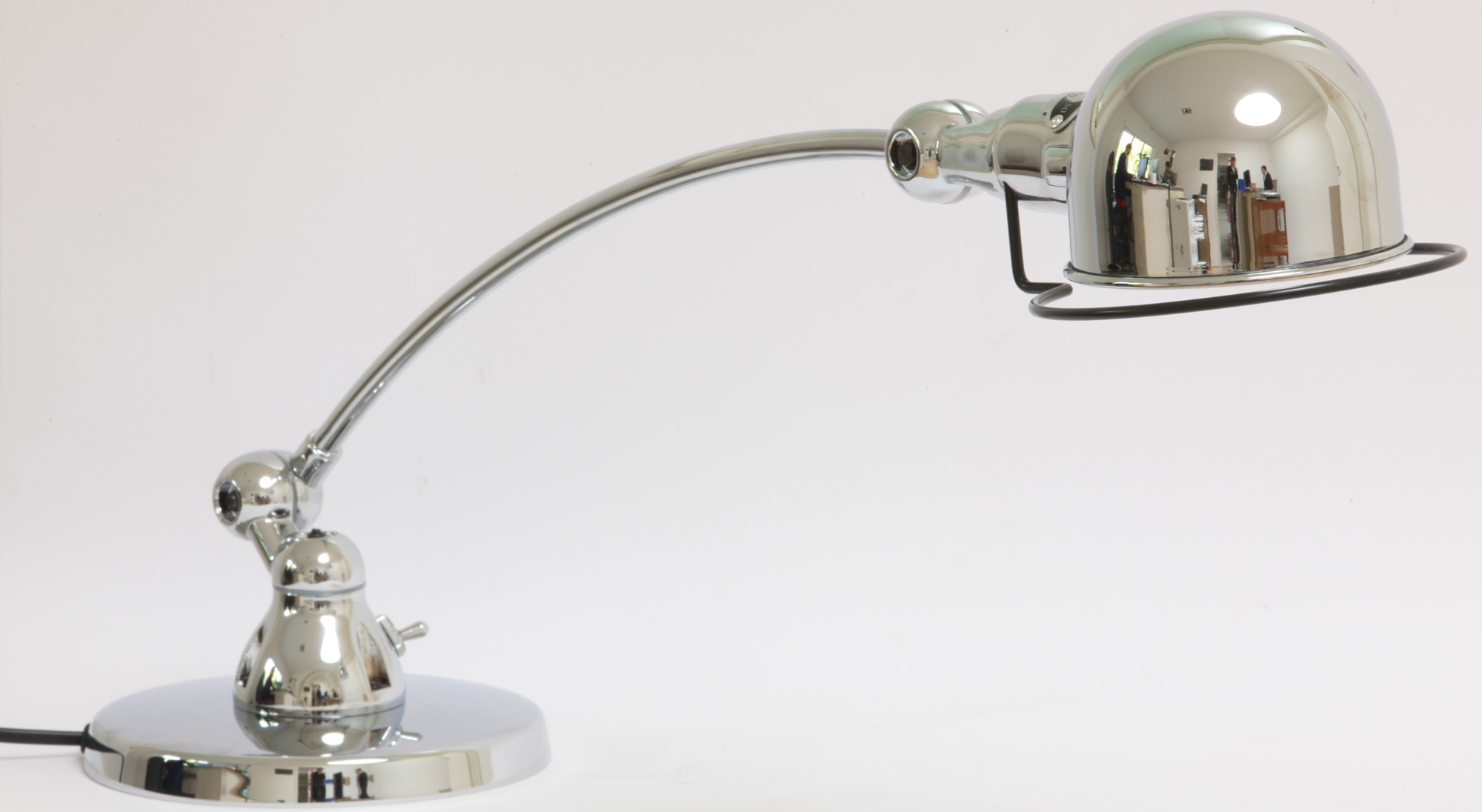 Bild 5: Der schwere Fuß und die Gelenke erlauben eine große Zahl von Einstellmöglichkeiten. Kleine exklusive Tischleuchte mit gebogenem Arm SIC400: Der schwere Fuß und die Gelenke erlauben eine große Zahl von Einstellmöglichkeiten.