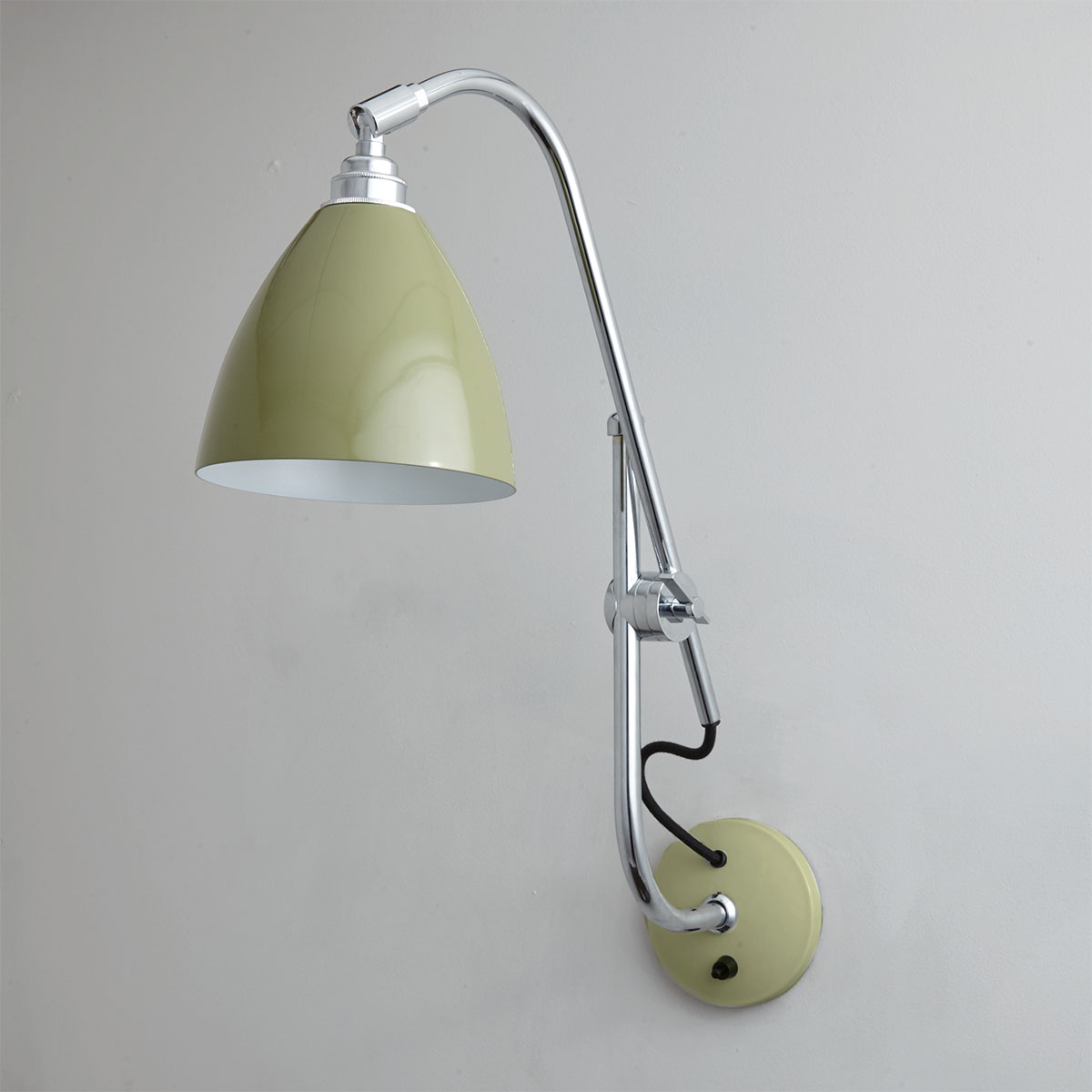 Wandleuchte mit Gelenk-Auslegerarm im Bauhaus-Stil TASK: Olivgrüne Bauhaus-Wandlampe