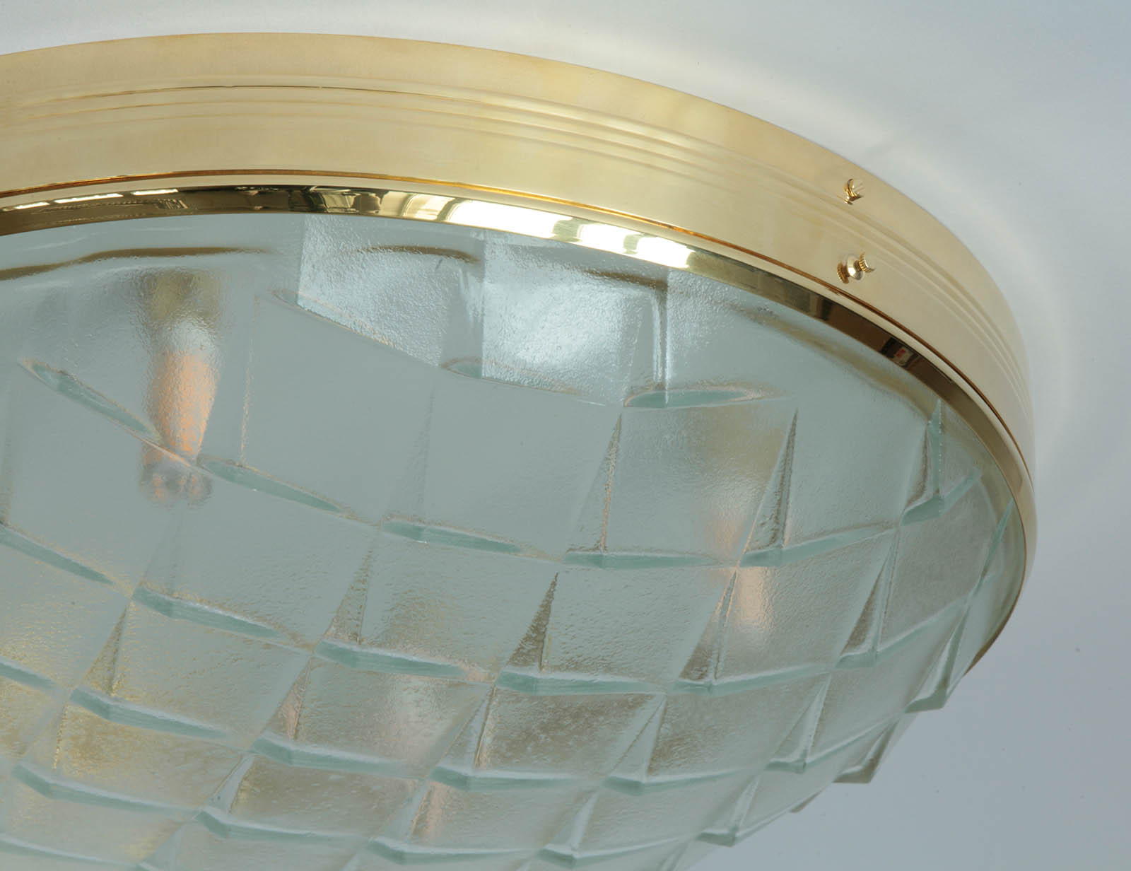 Timeless Glass Ceiling Lamp in Brass Base MACA, Ø 30–50 cm: Das mittlere Modell in hochglanz poliert