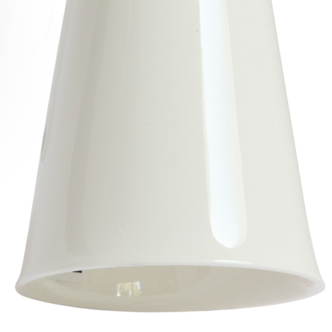 Porzellan-Tischlampe HECTOR FLOWERPOT: In ausgeschaltetem Zustand ist der Porzellanschirm ganz opak weiß (hier der kleine Schirm)
