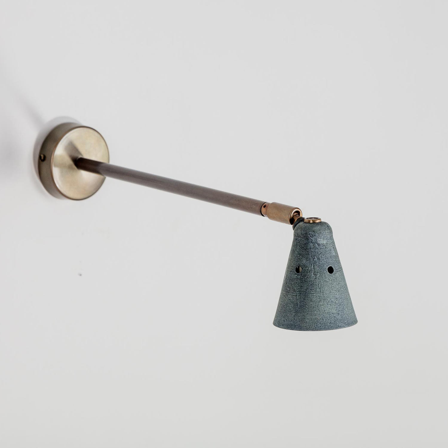 Handgefertigter Strahler mit 35 cm-Wandarm ROTISSE: Schirm in Alt-Zink mit Wandarm in Messing geätzt
