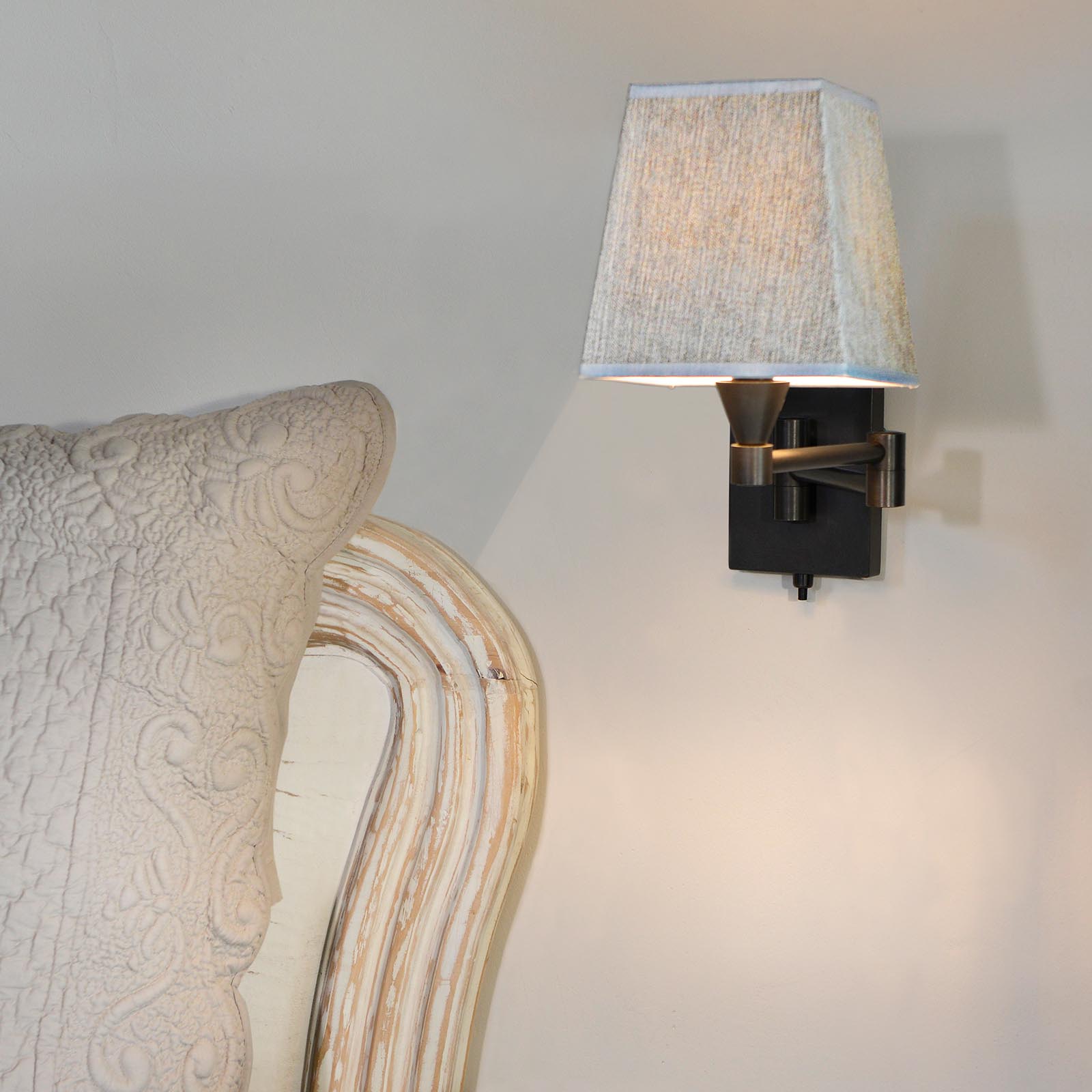 Zeitlose Wandleuchte mit doppeltem Schwenkarm AL300: Das Modell mit Schalter mit anderem Schirm.