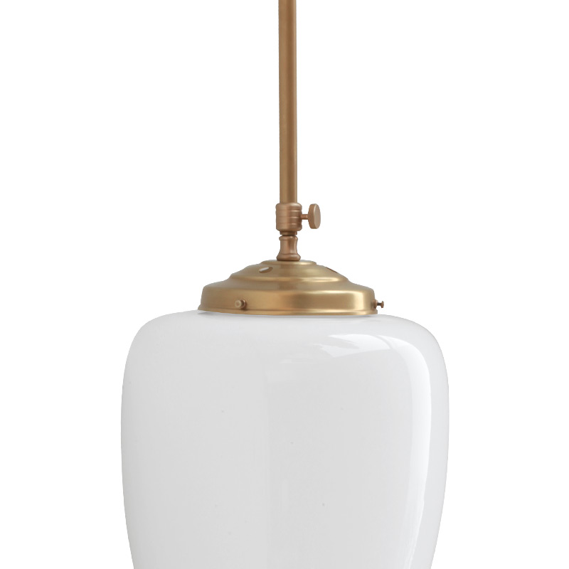 Elegante Jugendstil-Hängeleuchte an Pendelrohr v312: Glashalter und Einstellschrabuade, Messing goldgelb handpatiniert