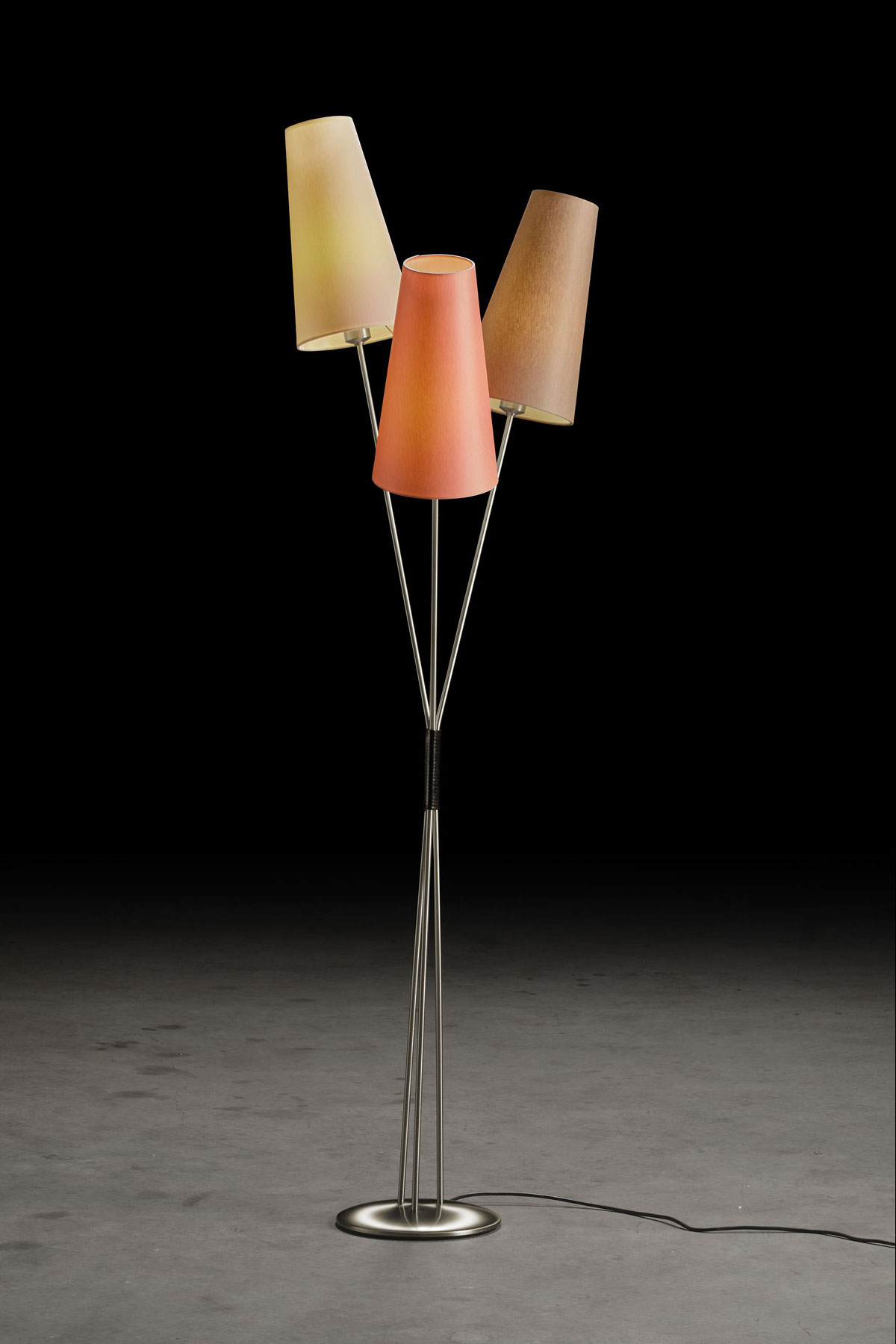FIFTIES – Stehlampe im 50er Jahre-Look mit drei Schirmen im Bündel, viele Farben: Gestell in Nickel matt, Schirme in Rosa, Champagner, Taupe