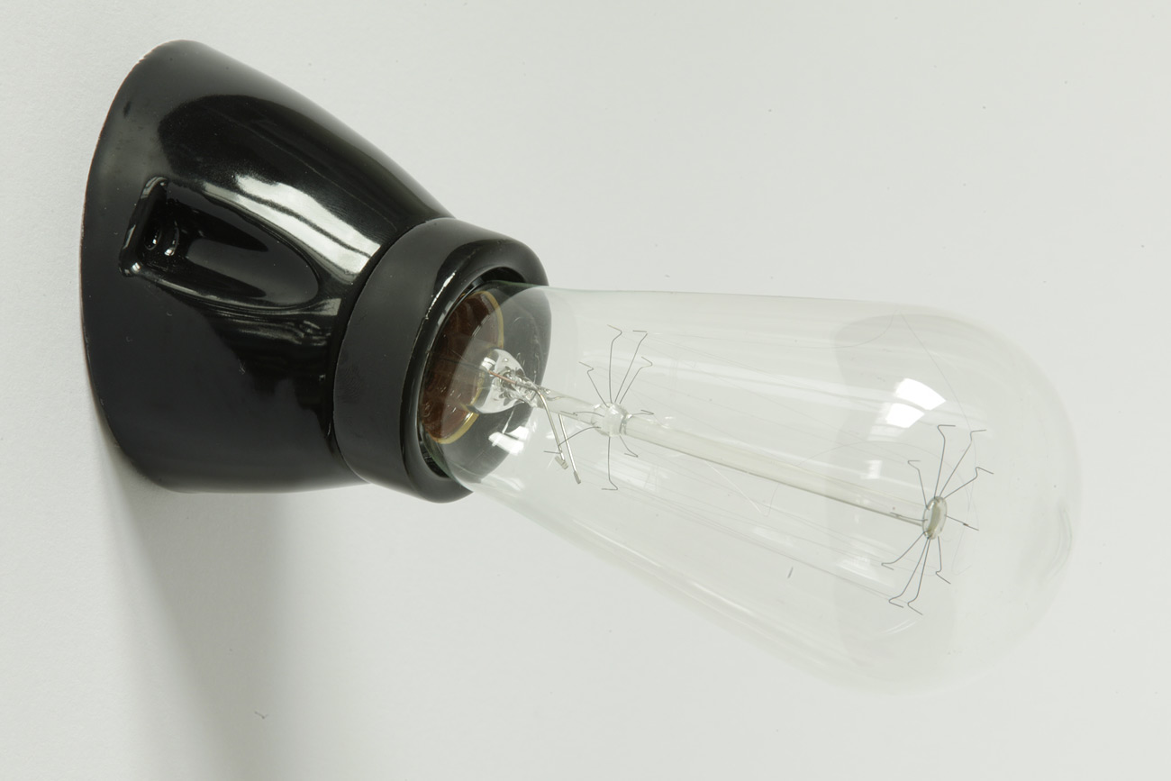 Bild 2: Schräge Porzellan-Fassungs-Wandleuchte in Schwarz, hier mit dekorativer „Edison“-Glühfadenlampe Schräge Fassungs-Wandleuchte aus Porzellan schwarz oder weiß: Schräge Porzellan-Fassungs-Wandleuchte in Schwarz, hier mit dekorativer „Edison“-Glühfadenlampe