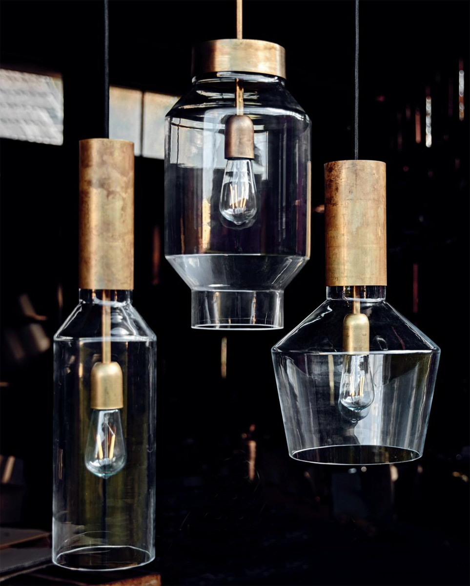 Pendelleuchte aus Messing mit schmalem Rauchglas-Kolben PHENO: Die Serie PHENO: Design-Hängeleuchten aus Glas und Messing, mit leichtem 70er Jahre Flair