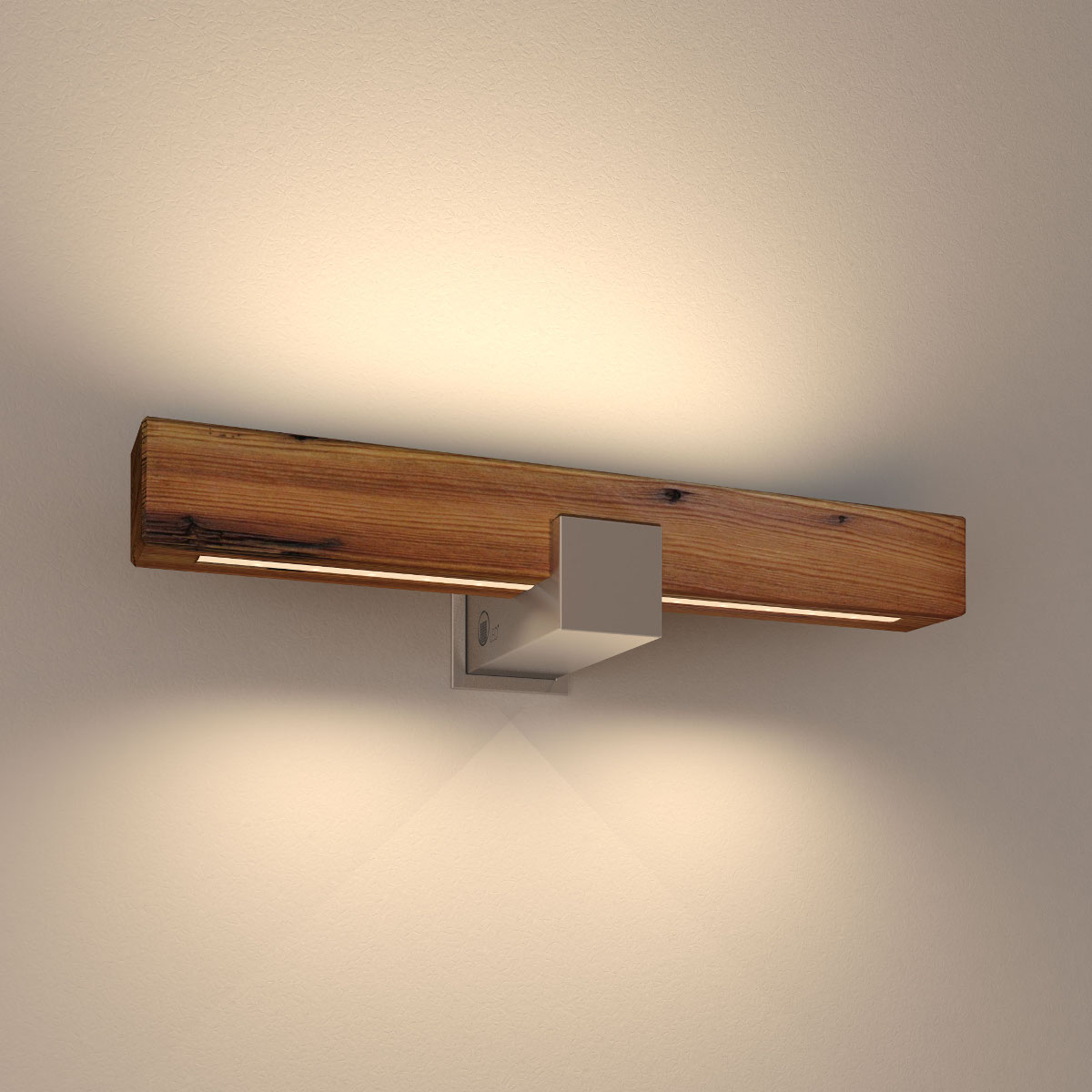 Up-Down-LED-Wandleuchte aus Massivholz, 40 cm: 40 cm breite Wandleuchte aus Massivholz, in Südtirol aus antiken Balken gefertigt (hier Lärche antik)