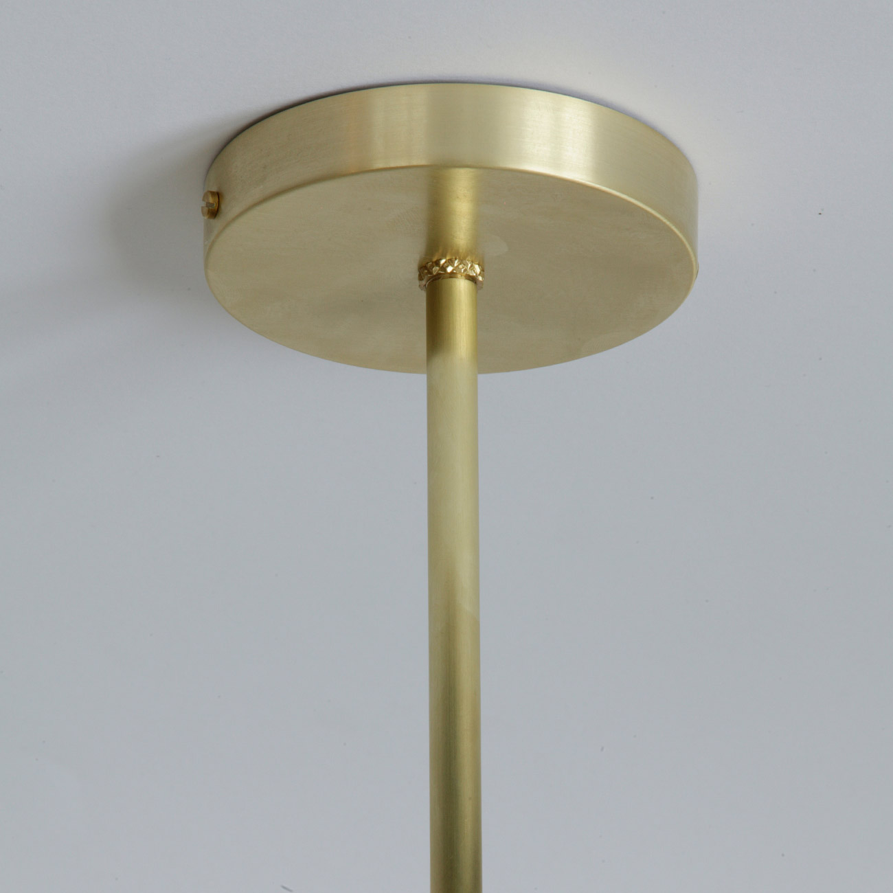 Klassische Messing-Pendelleuchte mit Opalglas COUP: Der Baldachin Ø 9,5 cm in Messing matt