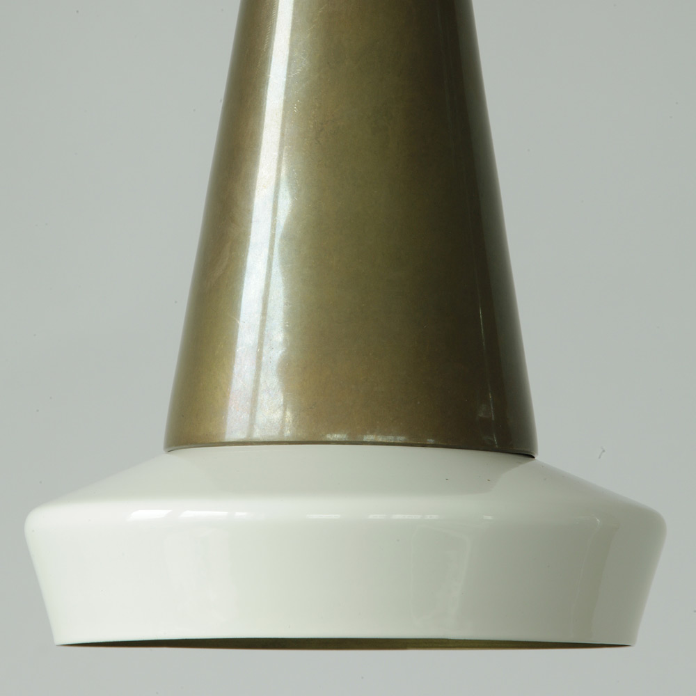 Kleine Tisch- und Theken-Hängeleuchte weiß/Messing-Patina: Der Lampenschirm aus Messing bringt besonders gemütliches, warmes Licht auf den Tisch