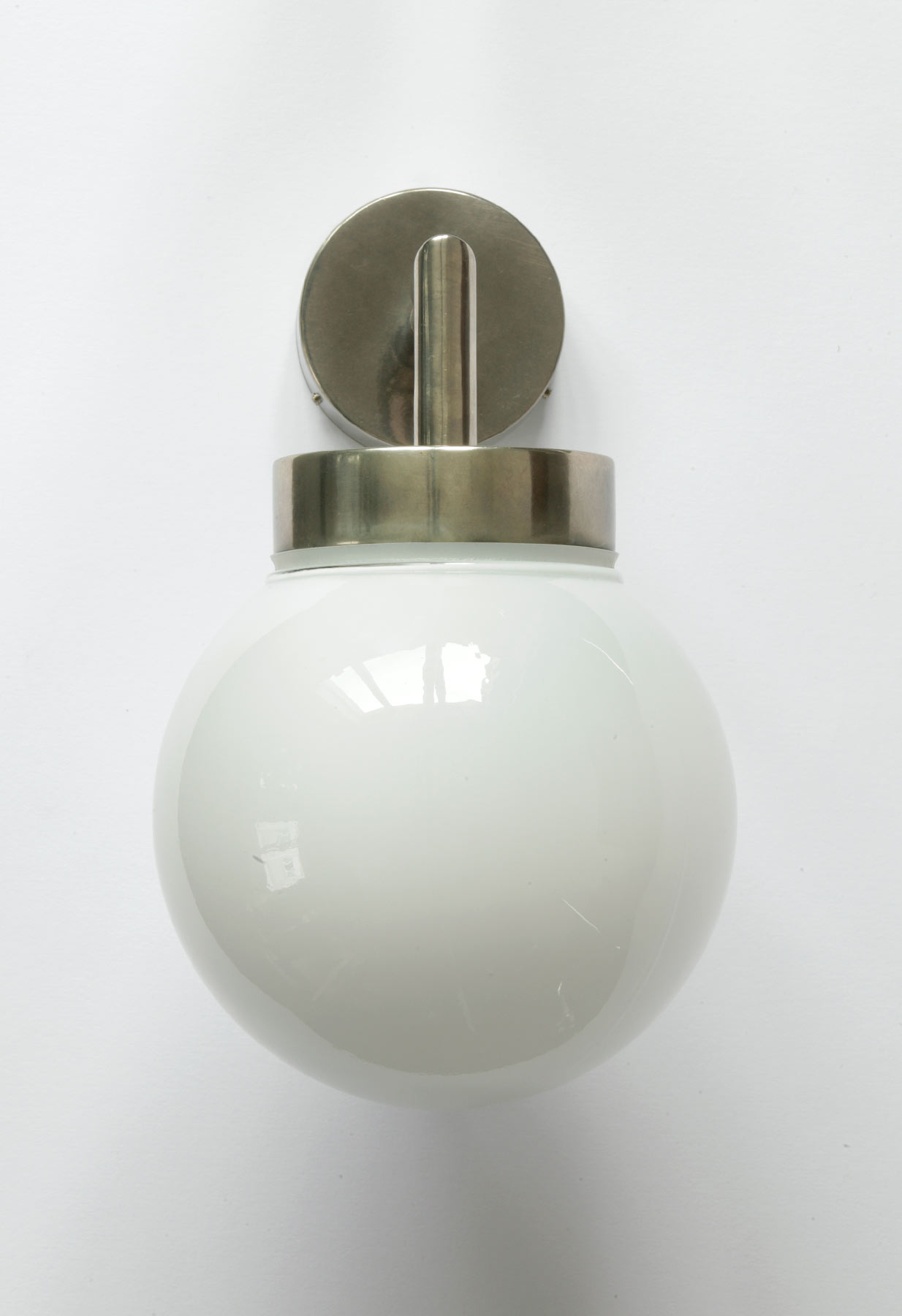 Badezimmer-Wandlampe mit Glaskugel, Ø 15 cm: Kleine Bad-Wandleuchte mit 15 cm-Glaskugel, hier Messing alt-silbern patiniert, opales Glas