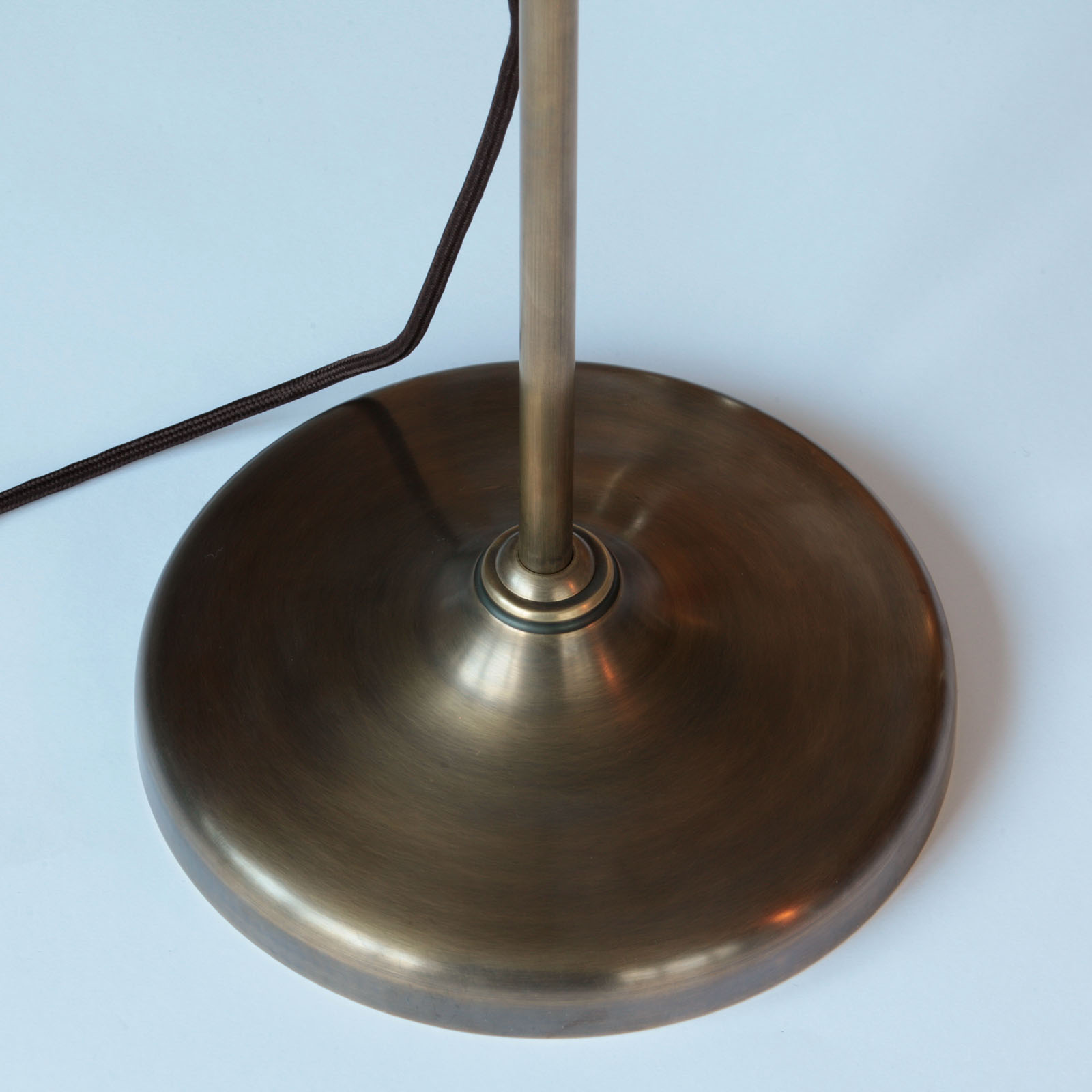 Fig. 6: Metallteile in antik handpatiniert Nostalgic Floor Lamp With Glass Shade on Ornate Arched Brass Arm: Metallteile in antik handpatiniert