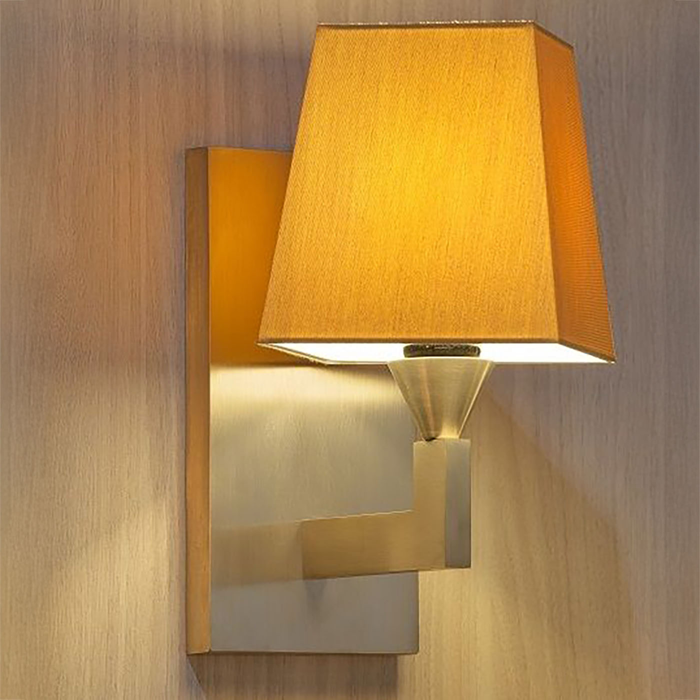 Small Wall Lamp with Brass Base and Fabric Shade AL002: Modell in Nickel satiniert, hier mit anderem Schirmmodell (bitte anfragen)