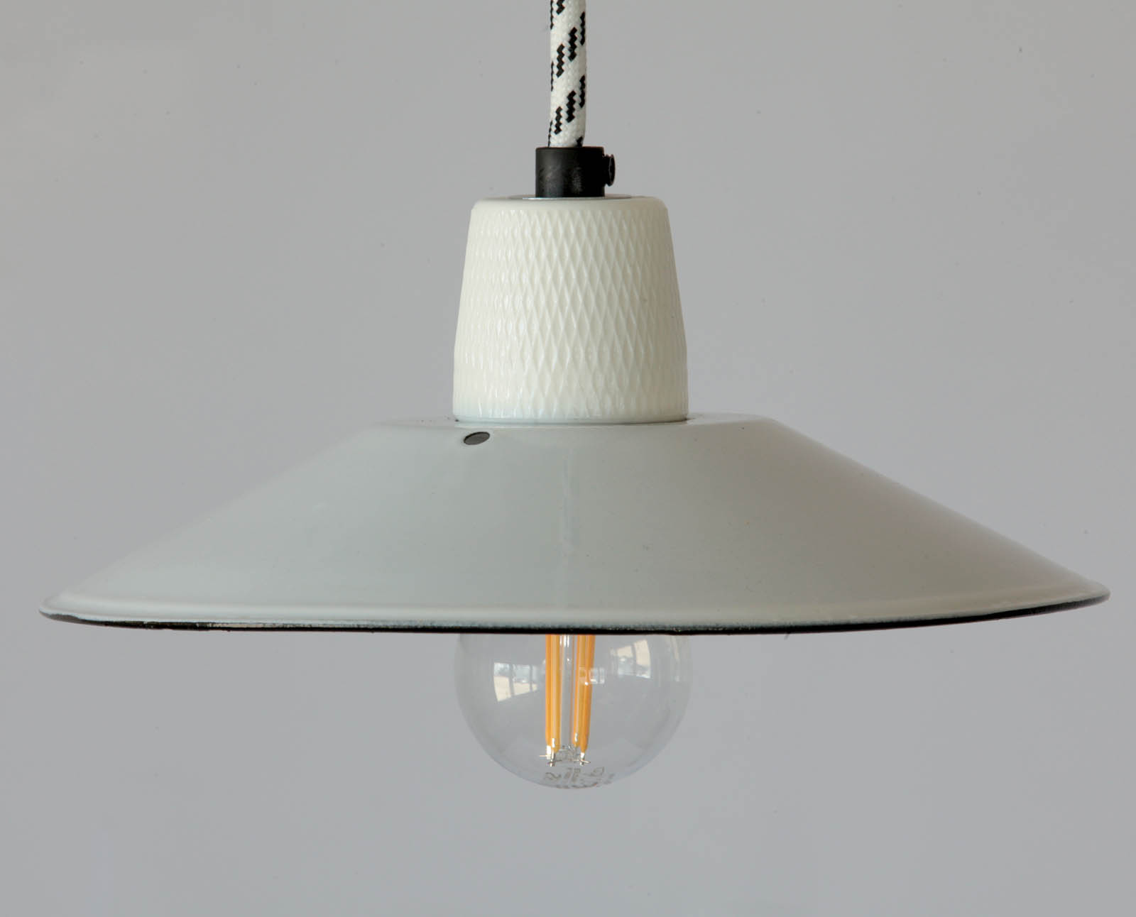 Unique Pieces with Antique Enamel Shades: Bonn Pendant Lamp 200 mm, Fig. 3 Unique Pieces with Antique Enamel Shades: Bonn Pendant Lamp 200 mm, Fig. 3