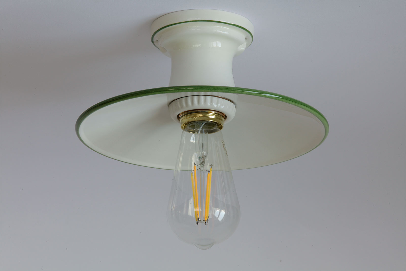 Bild 2: Keramik-Deckenleuchte, hier kleines Modell mit grüner, handgemalter Linie, mit „Edison“-Birne Keramik-Deckenleuchte aus Italien BILANCIA: Keramik-Deckenleuchte, hier kleines Modell mit grüner, handgemalter Linie, mit „Edison“-Birne