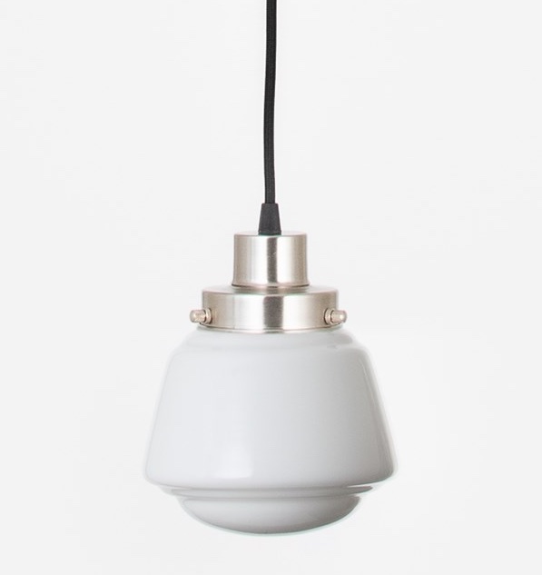 Pendelleuchte mit weißem Opalglas und Messing